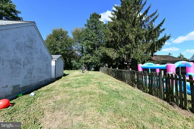 a view of a backyard