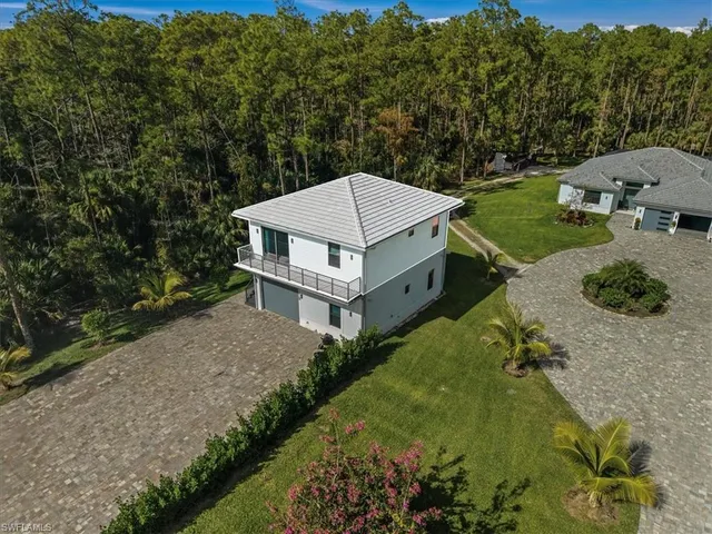 an aerial view of a house having yard