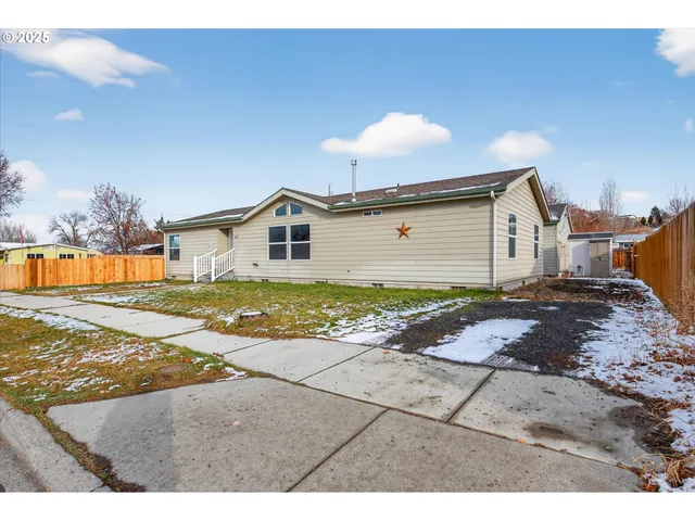 a view of a house with backyard and trees