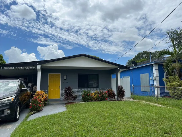 a view of a house with backyard and porch