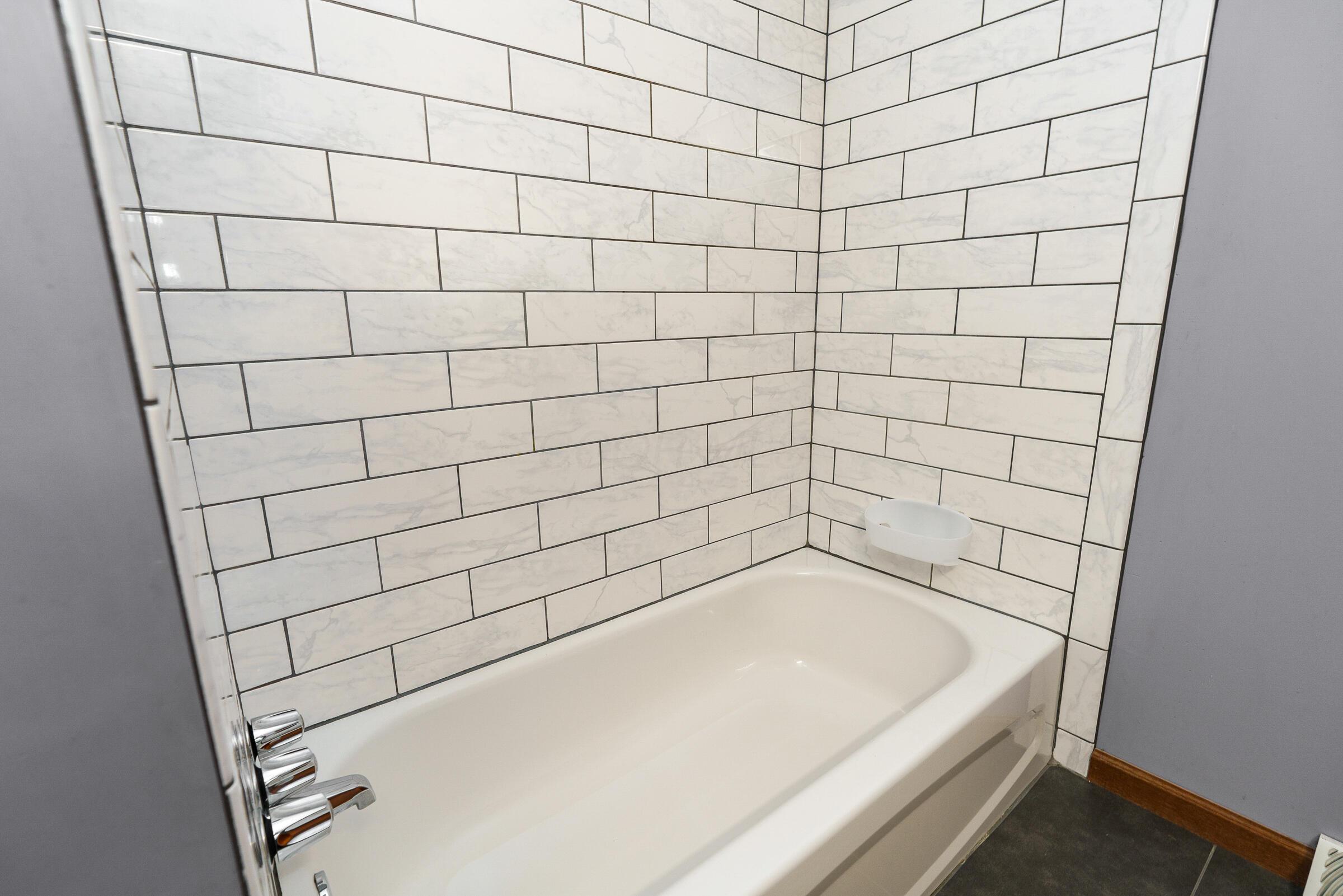 2126 Trent Road Columbus, OH 43229 - Photo 18 of 28 Full bathroom upstairs
