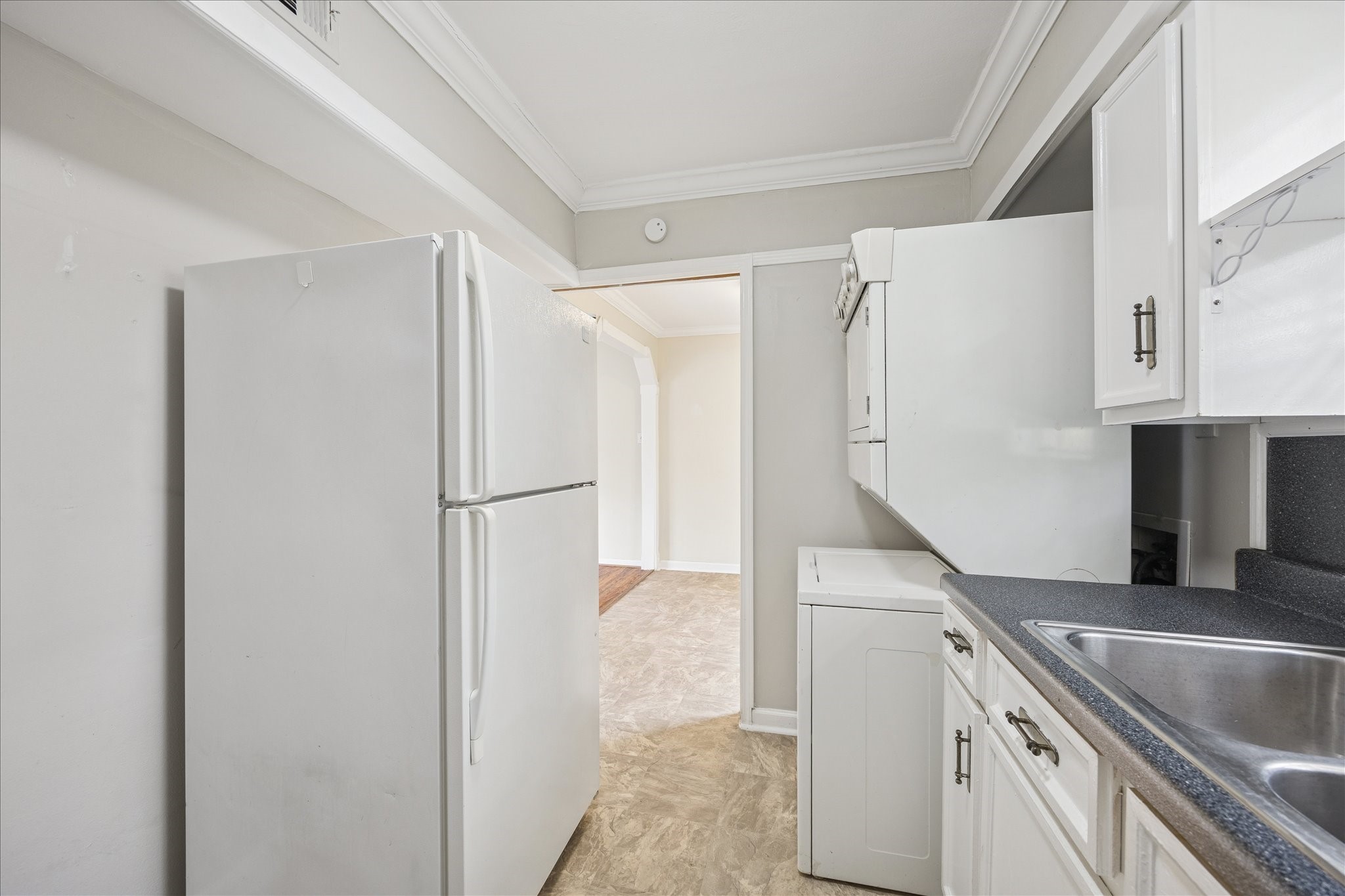 218 West 15th Street, Unit D Houston, TX 77008 - Photo 6 of 10 a kitchen with a refrigerator and a sink