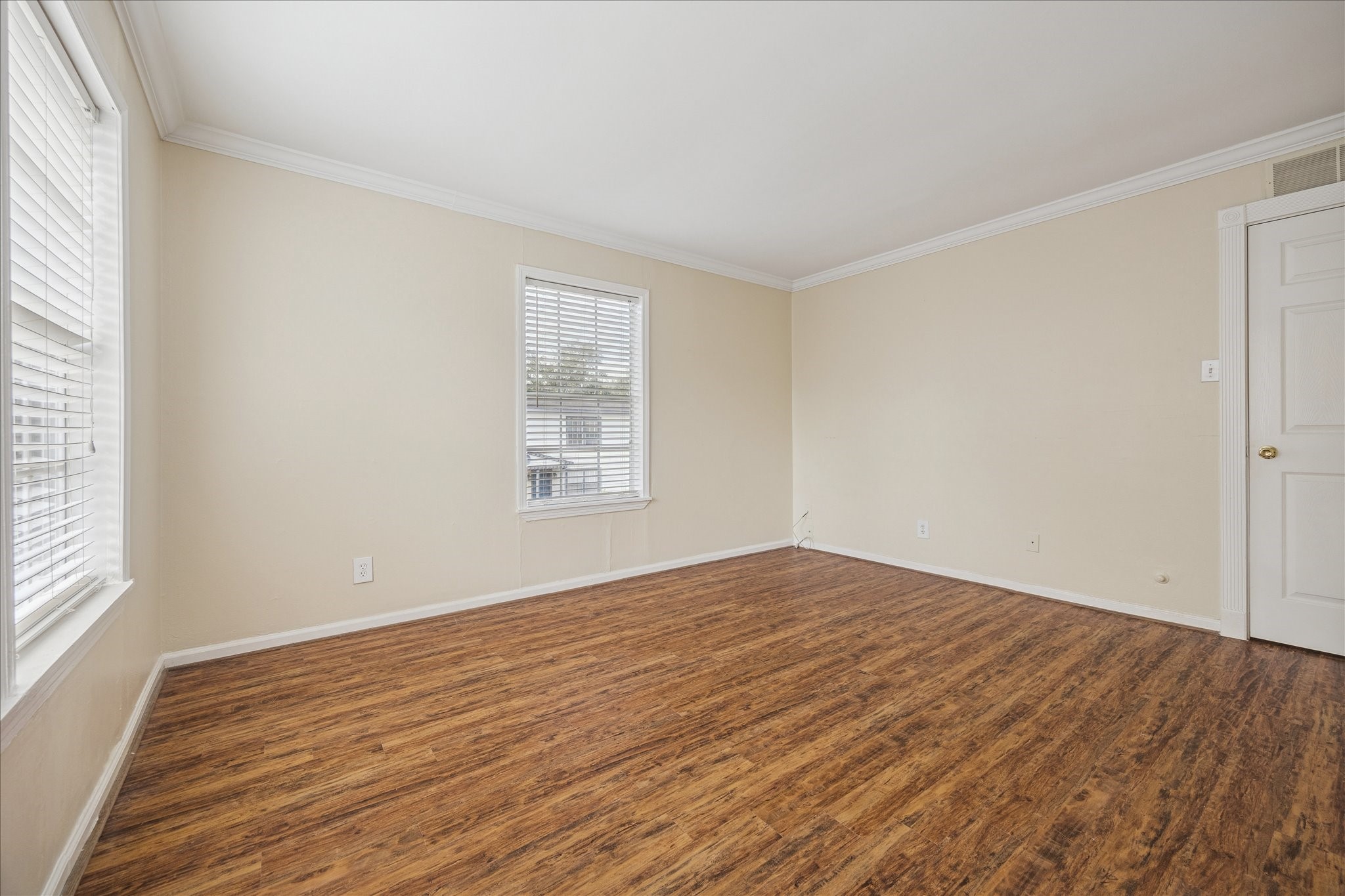 218 West 15th Street, Unit D Houston, TX 77008 - Photo 7 of 10 an empty room with wooden floor and windows