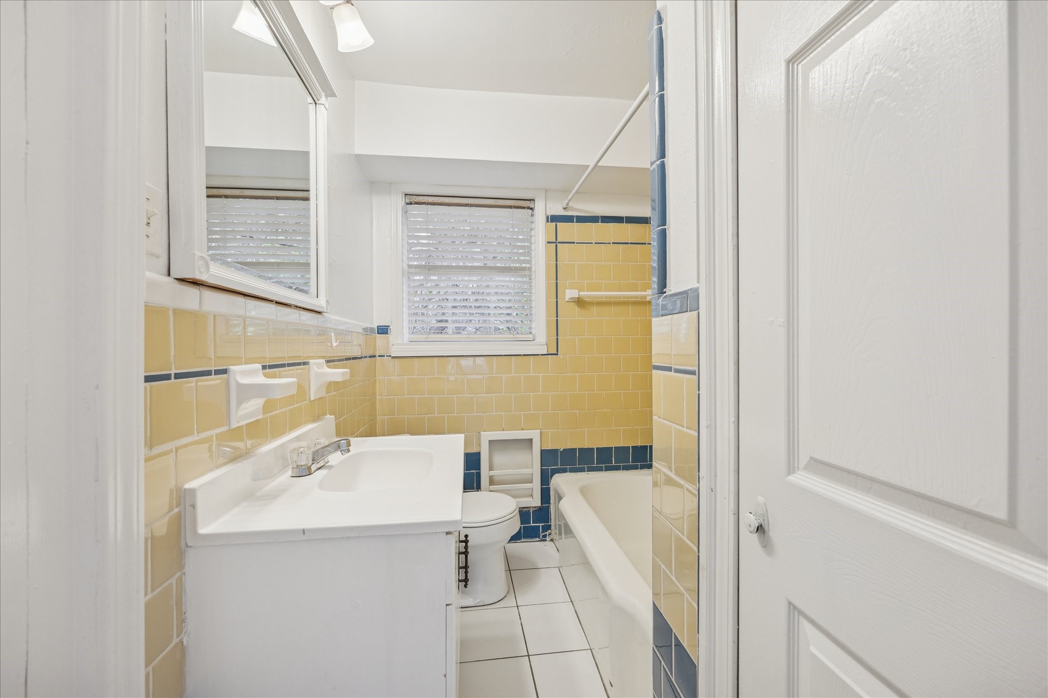 218 West 15th Street, Unit D Houston, TX 77008 - Photo 8 of 10 a bathroom with a sink and a bathtub