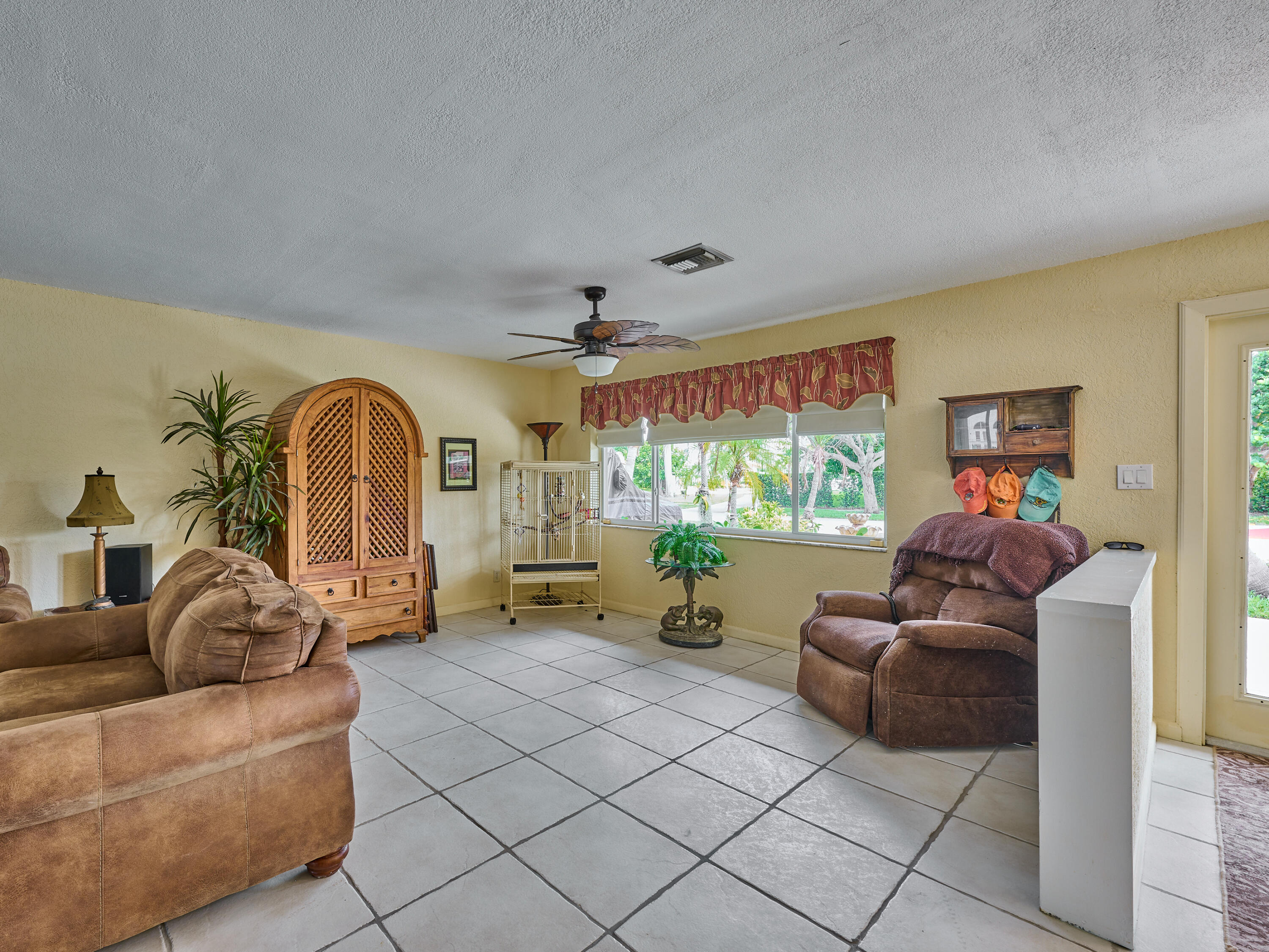 2810 Northeast 48th Court Lighthouse Point, FL 33064 - Photo 11 of 34 Living Room