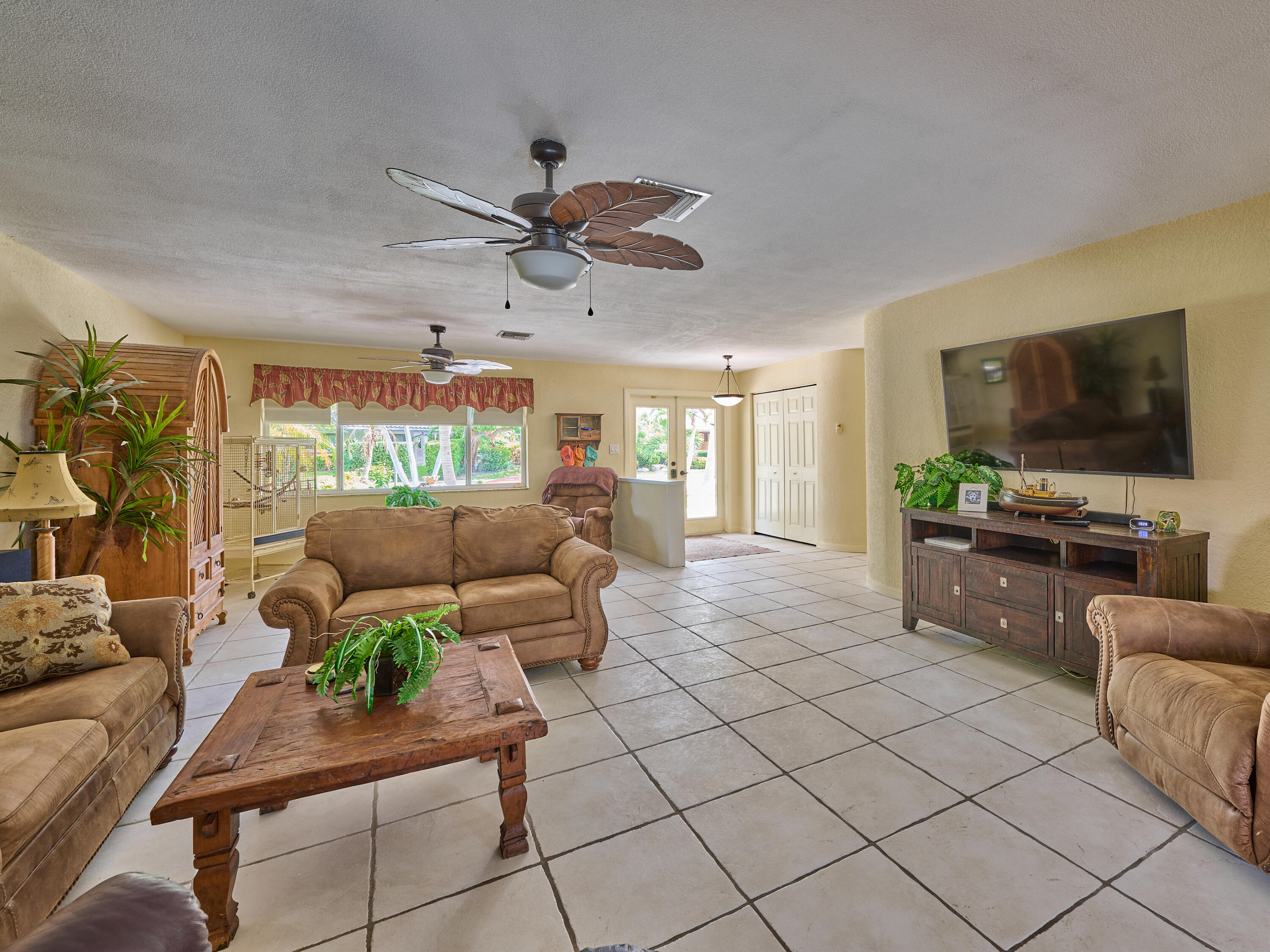 2810 Northeast 48th Court Lighthouse Point, FL 33064 - Photo 12 of 34 Living Room