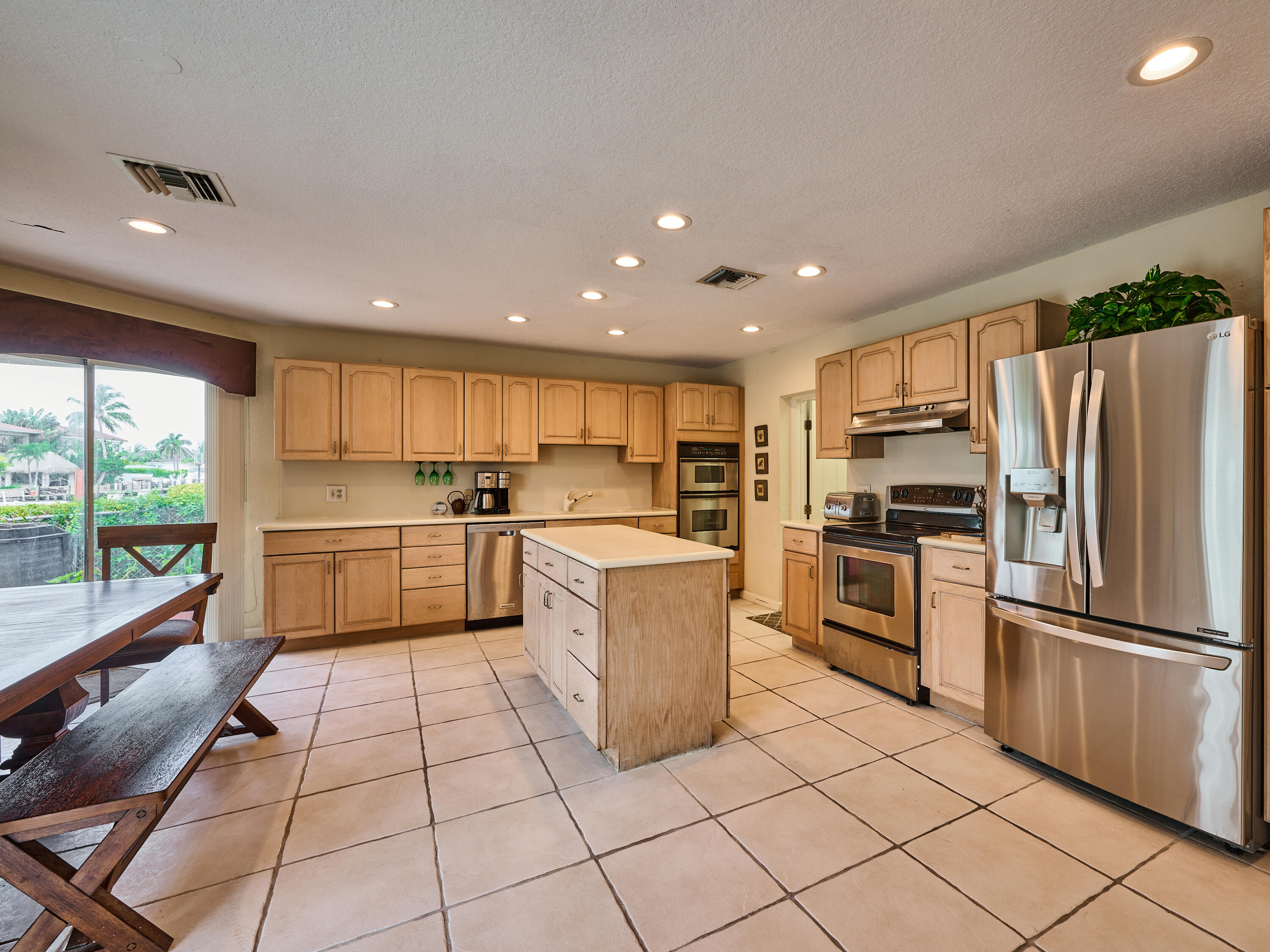2810 Northeast 48th Court Lighthouse Point, FL 33064 - Photo 15 of 34 Kitchen