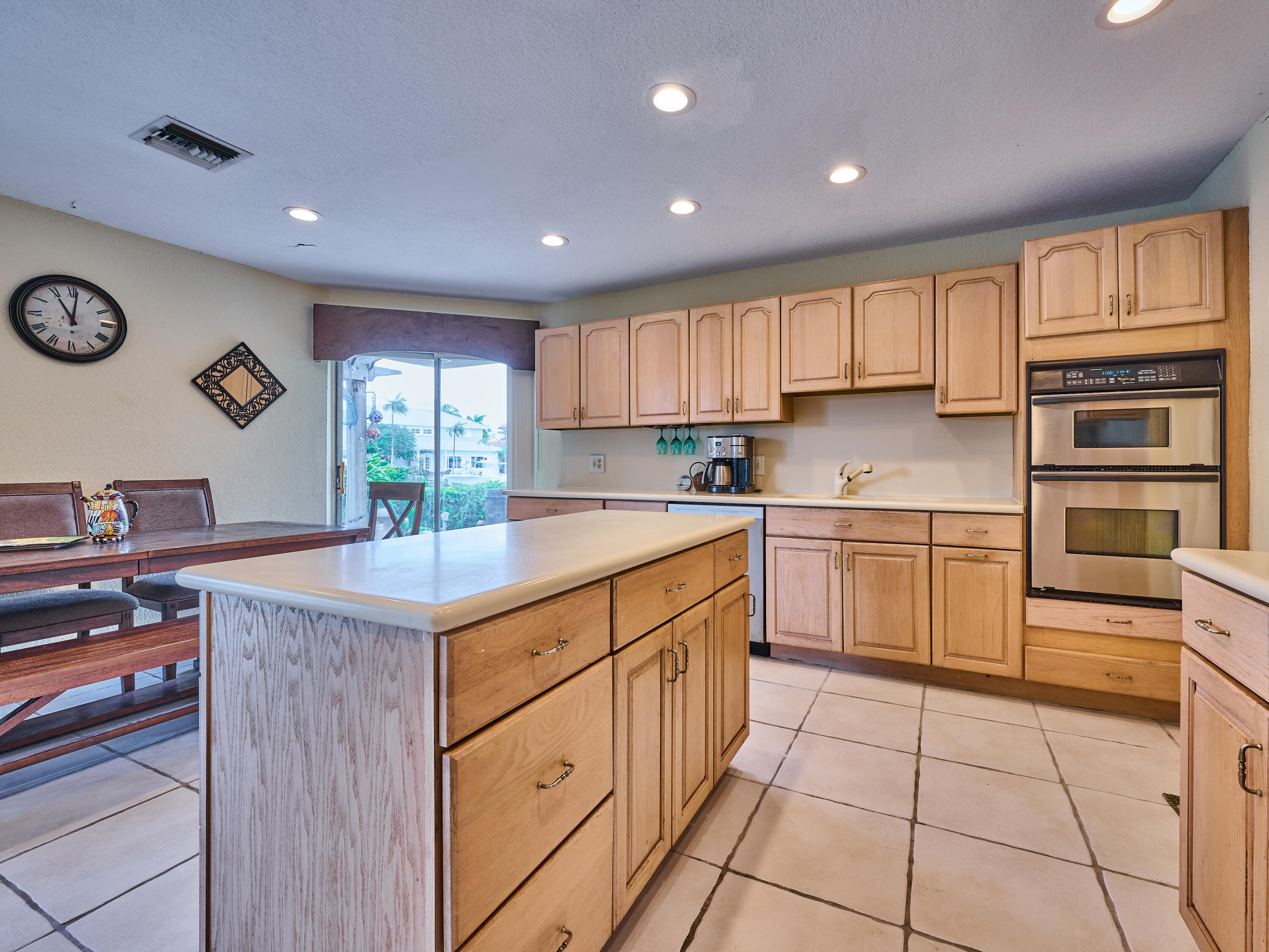 2810 Northeast 48th Court Lighthouse Point, FL 33064 - Photo 17 of 34 Kitchen
