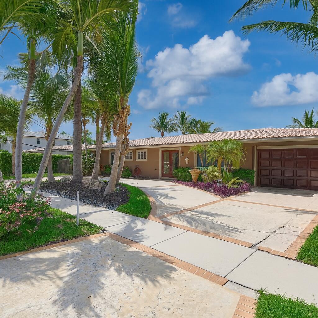 2810 Northeast 48th Court Lighthouse Point, FL 33064 - Photo 2 of 34 Front