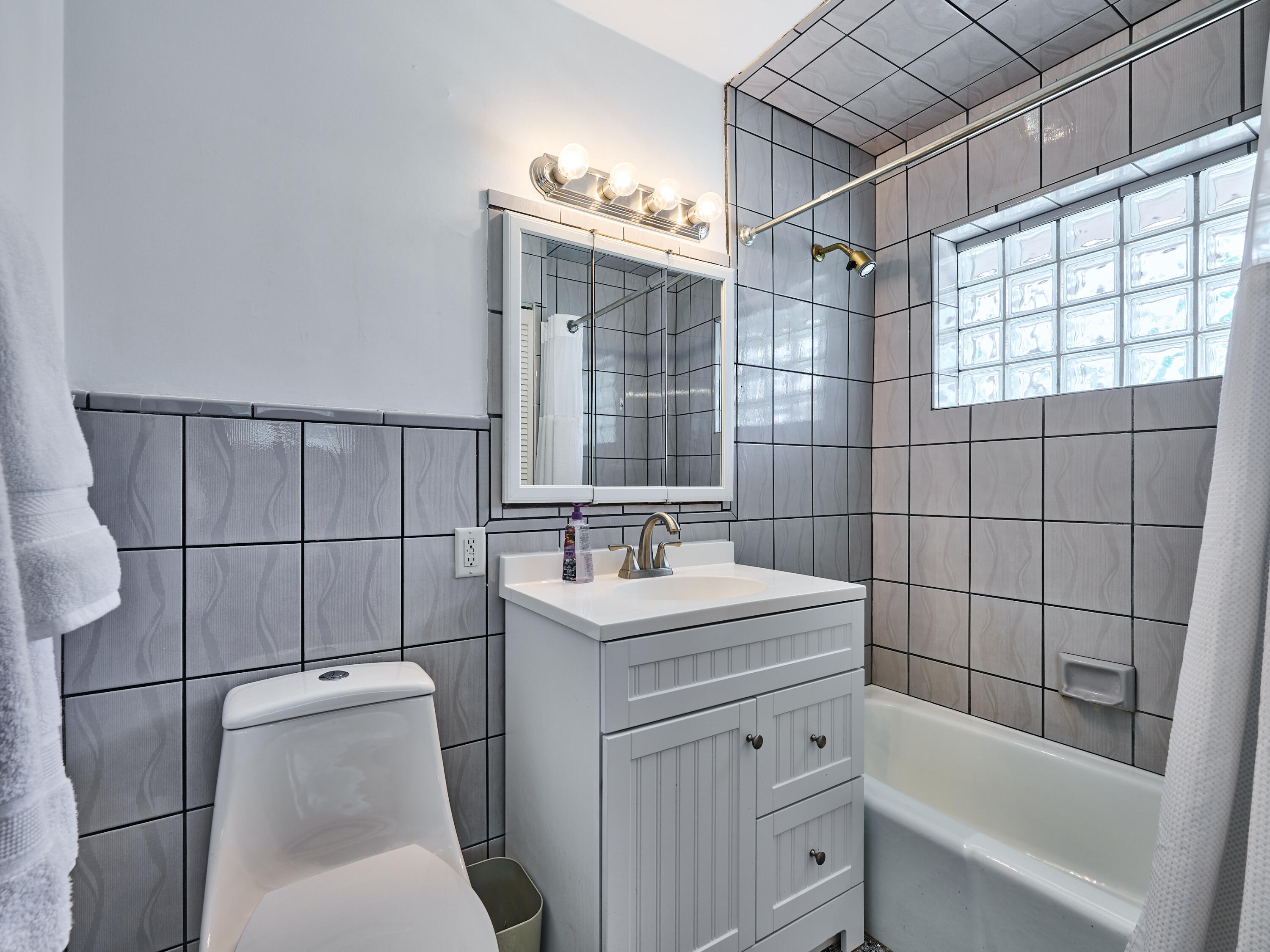 2810 Northeast 48th Court Lighthouse Point, FL 33064 - Photo 27 of 34 Ensuite Bath Bedroom 2