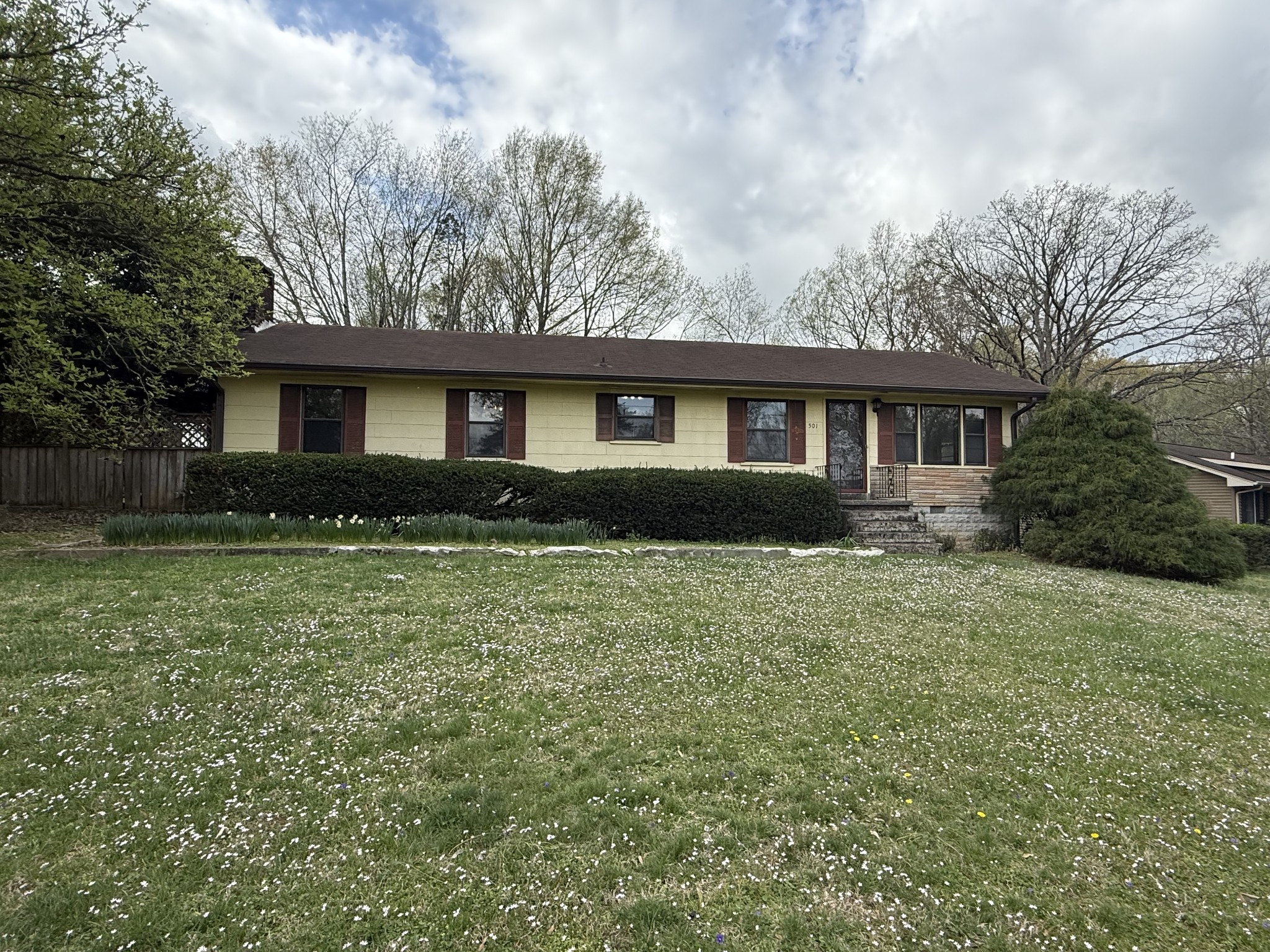 501 Westend Circle Manchester, TN 37355 - Photo 1 of 40 a front view of house with yard and trees around