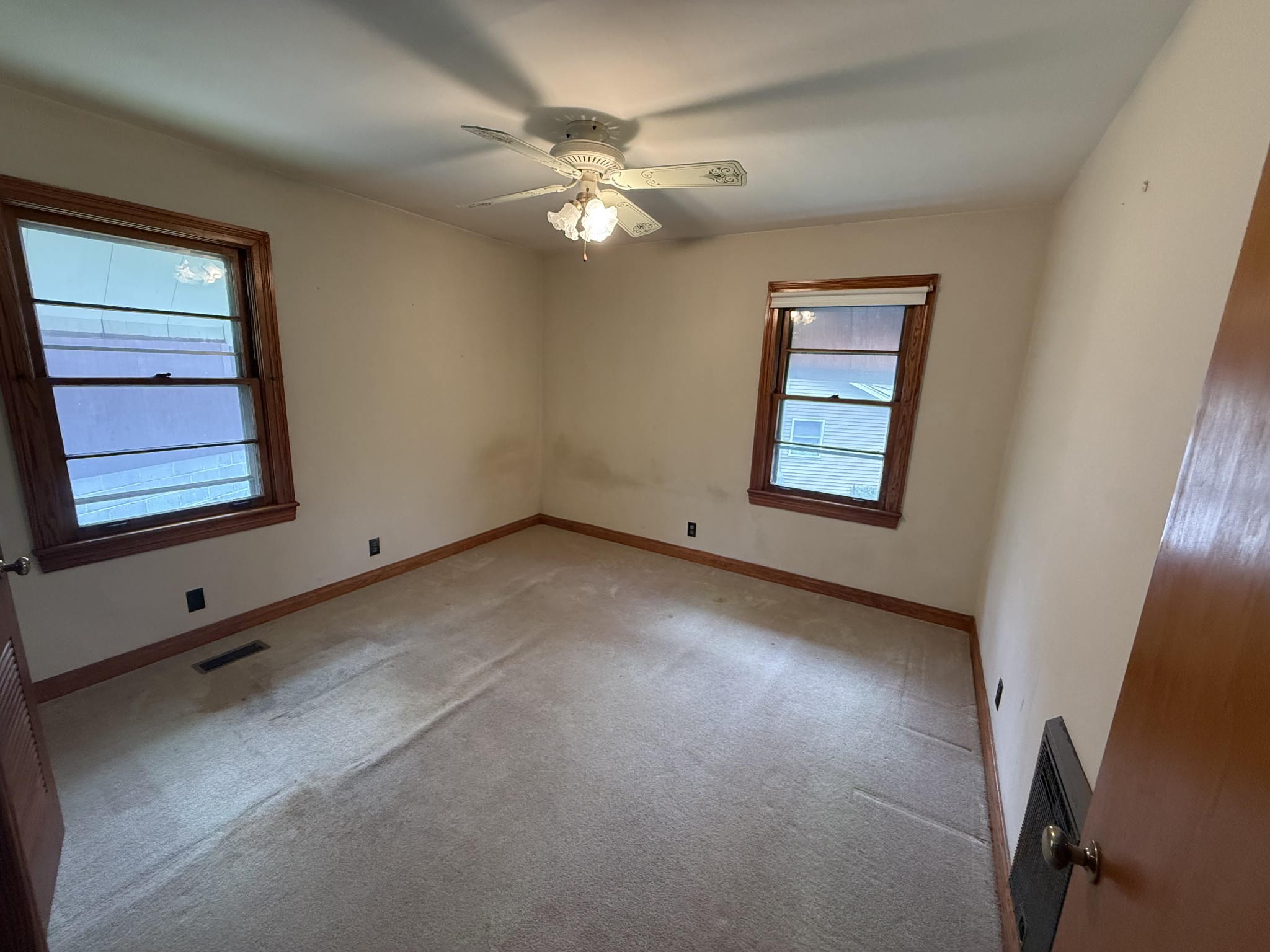 501 Westend Circle Manchester, TN 37355 - Photo 12 of 40 an empty room with windows and fan