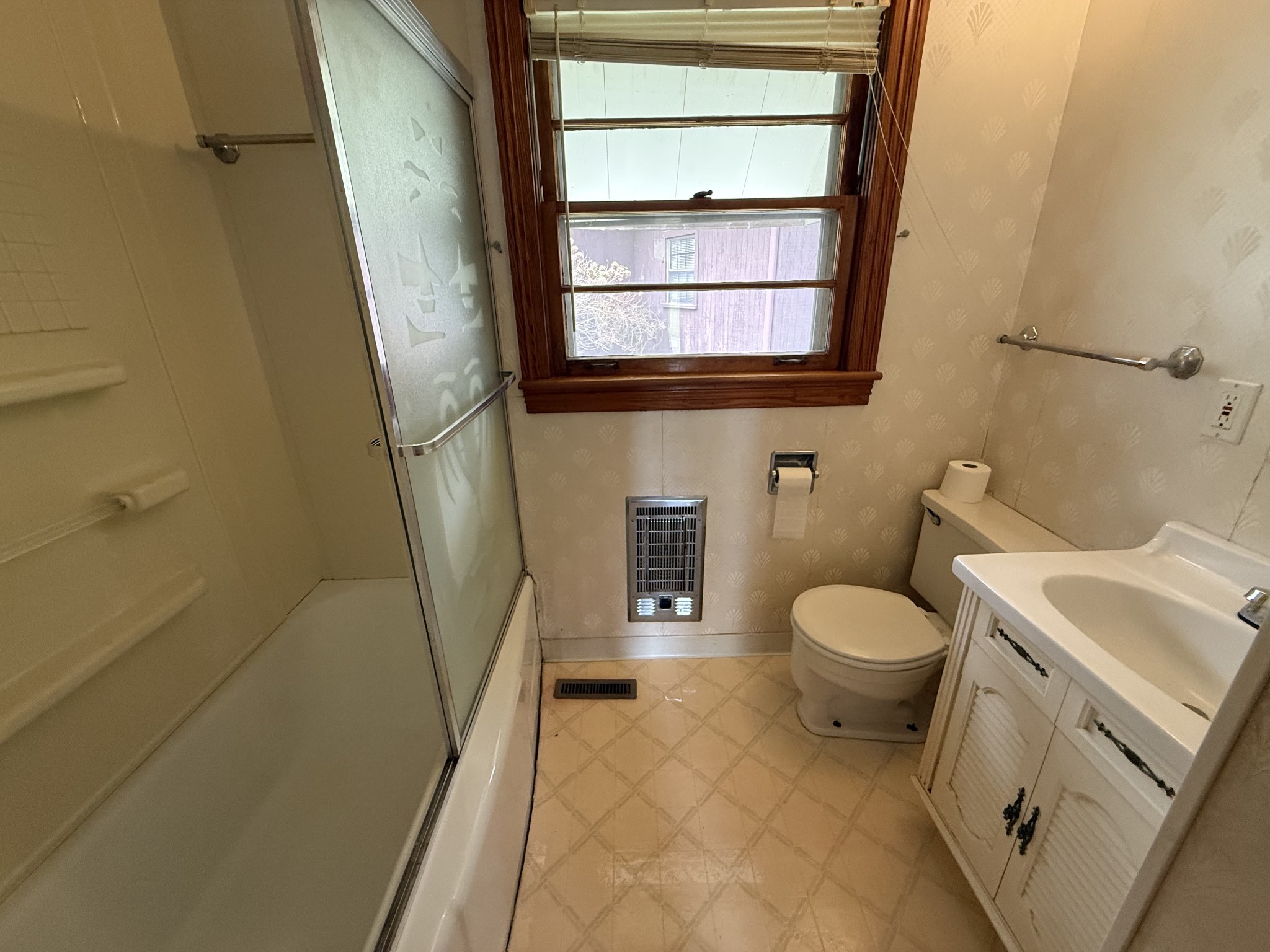 501 Westend Circle Manchester, TN 37355 - Photo 14 of 40 a bathroom with a toilet and a sink