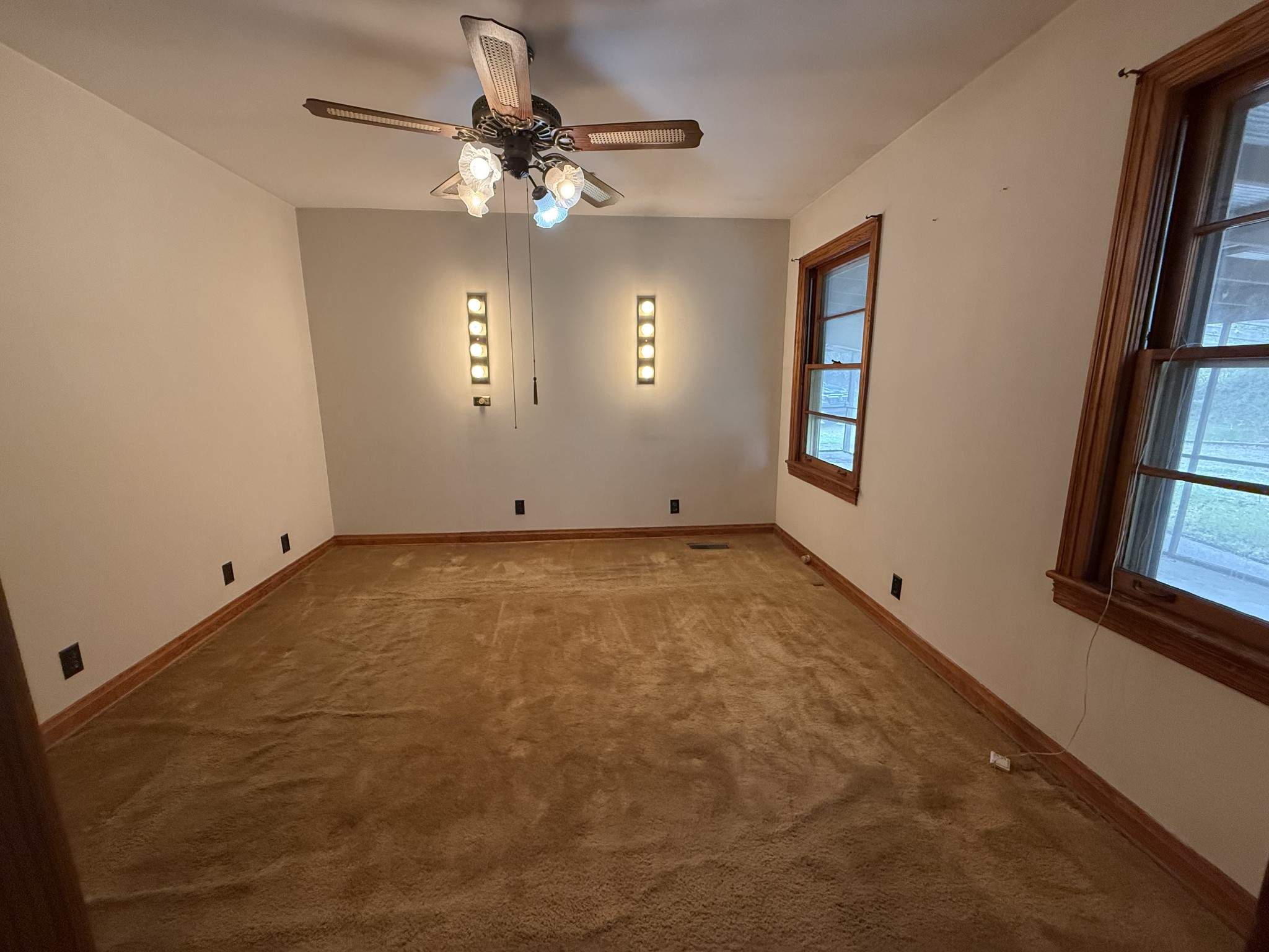 501 Westend Circle Manchester, TN 37355 - Photo 16 of 40 an empty room with windows and fan