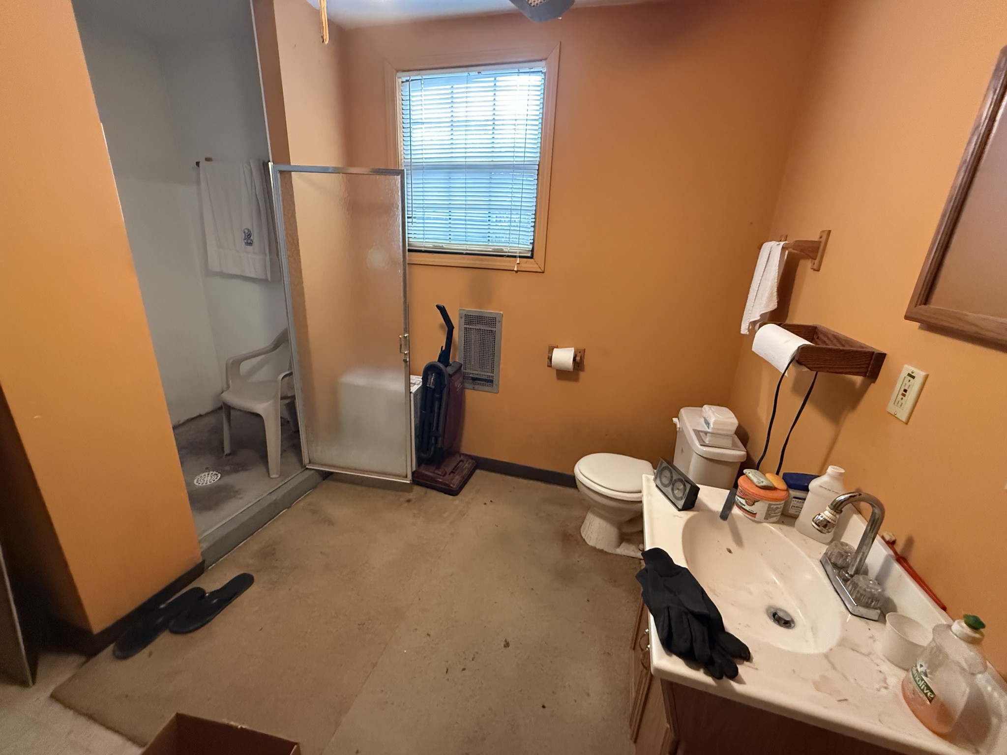 501 Westend Circle Manchester, TN 37355 - Photo 28 of 40 a bathroom with a sink a toilet and a window