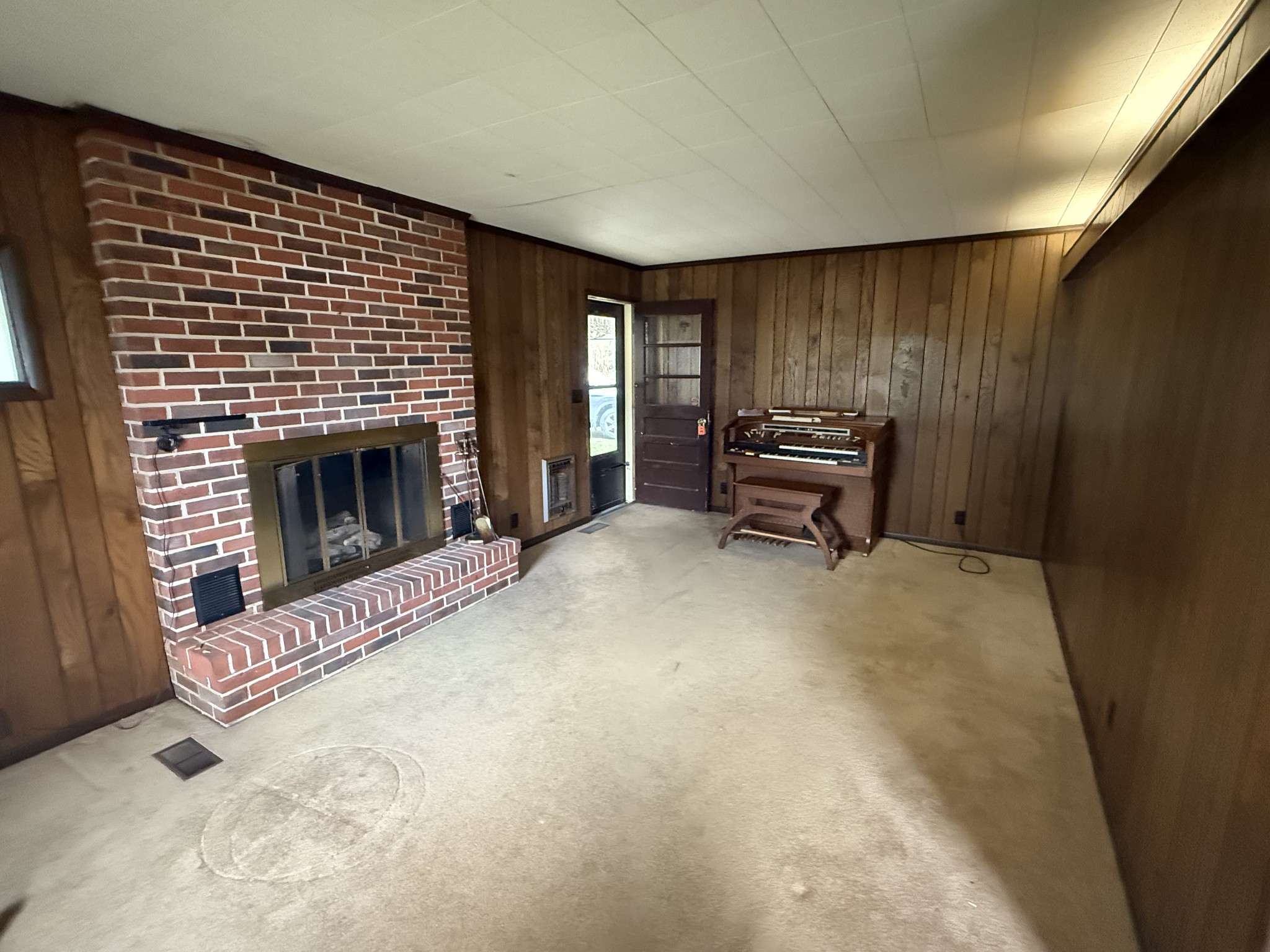 501 Westend Circle Manchester, TN 37355 - Photo 3 of 40 a living room with furniture and a fireplace