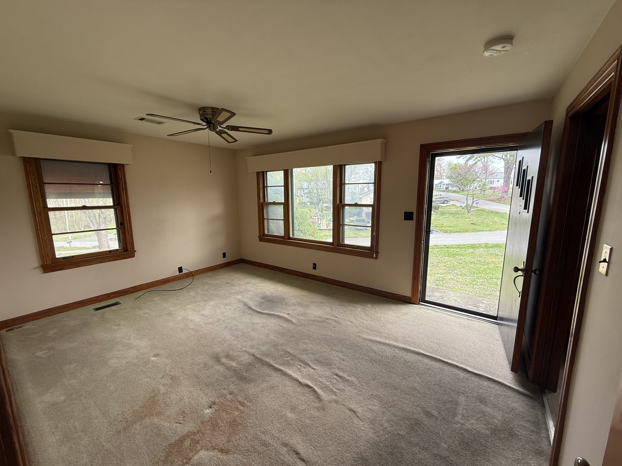 501 Westend Circle Manchester, TN 37355 - Photo 7 of 40 an empty room with windows and ceiling fan