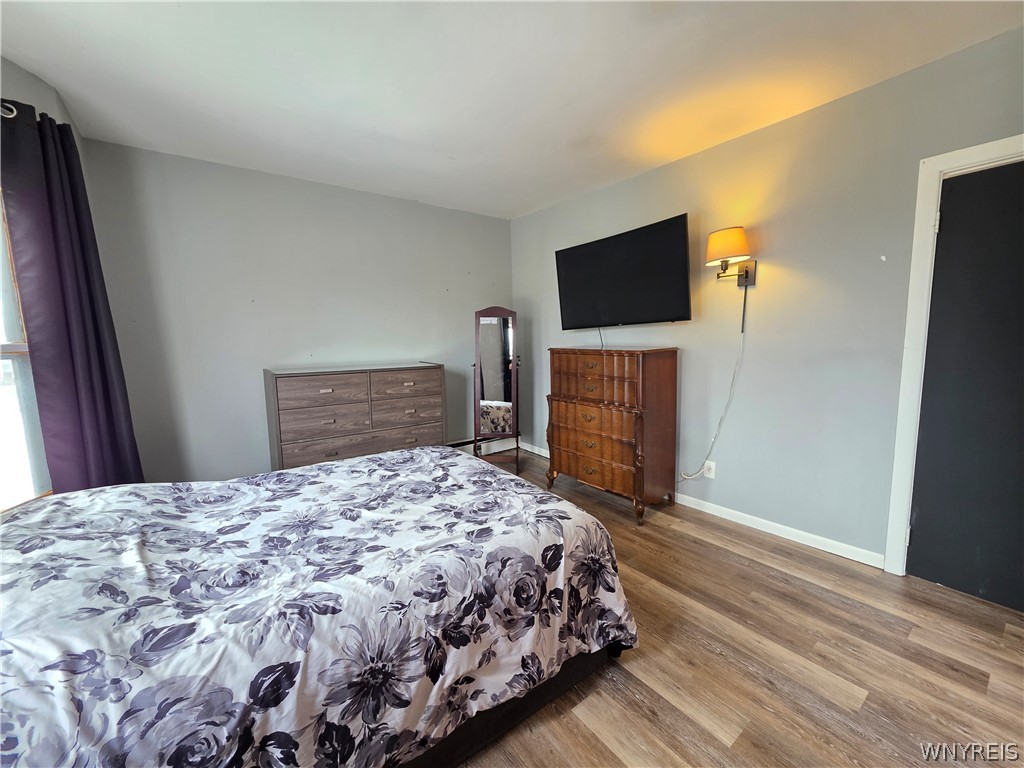170 16th Street Buffalo, NY 14213 - Photo 17 of 29 Front Unit Bedroom