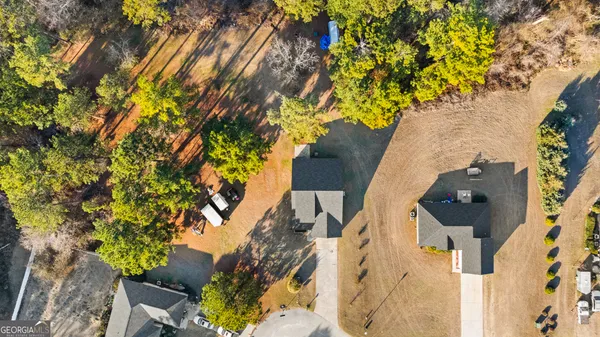 a view of a yard in front of the house