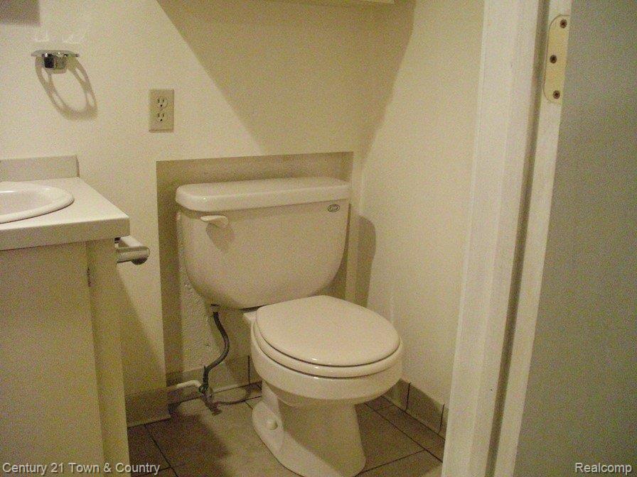 11181 Martin Road Warren, MI 48093 - Photo 16 of 16 Neutral fixtures in bath.jpg