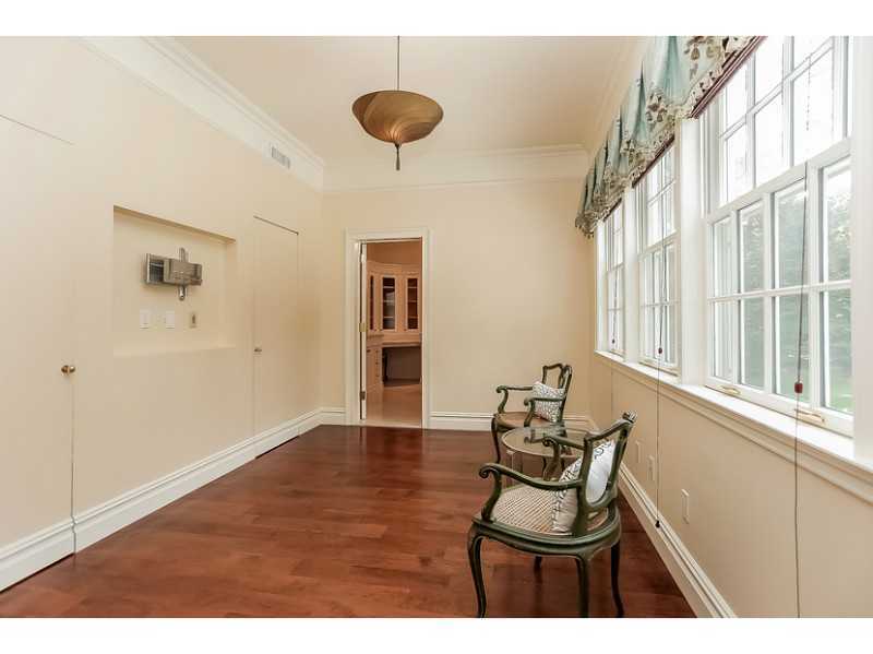 35 Hillsley Road Darien, CT 06820 - Photo 18 of 25 a room with furniture and window