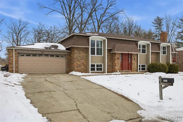 $309,000 | 221 Jubaka Drive, Fairview Heights, IL 62208