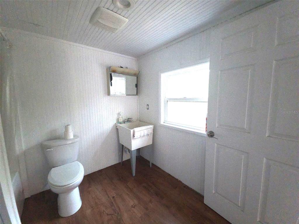 1187 Boston Road Fort White, FL 32038 - Photo 9 of 26 a bathroom with a toilet sink and window