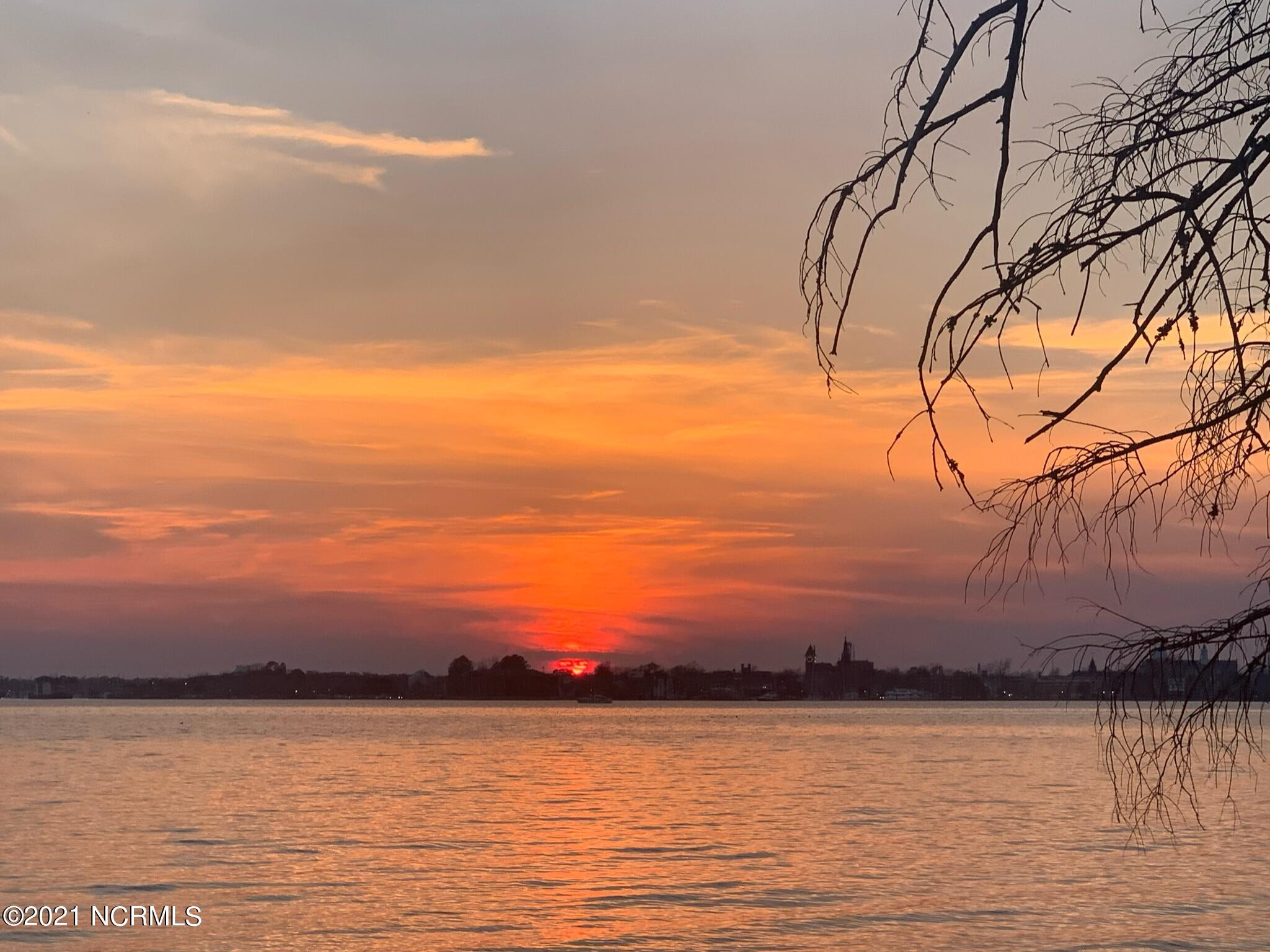 409 Riverside Drive New Bern, NC 28560 - Photo 13 of 15 Daily Sunset View