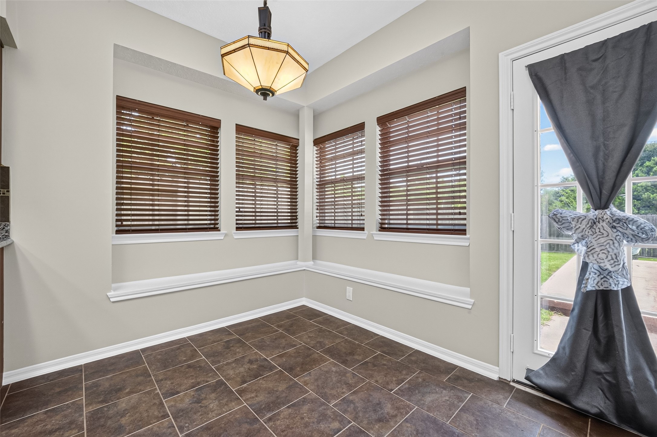 1430 Mabry Mill Road Houston, TX 77062 - Photo 12 of 39 Breakfast area