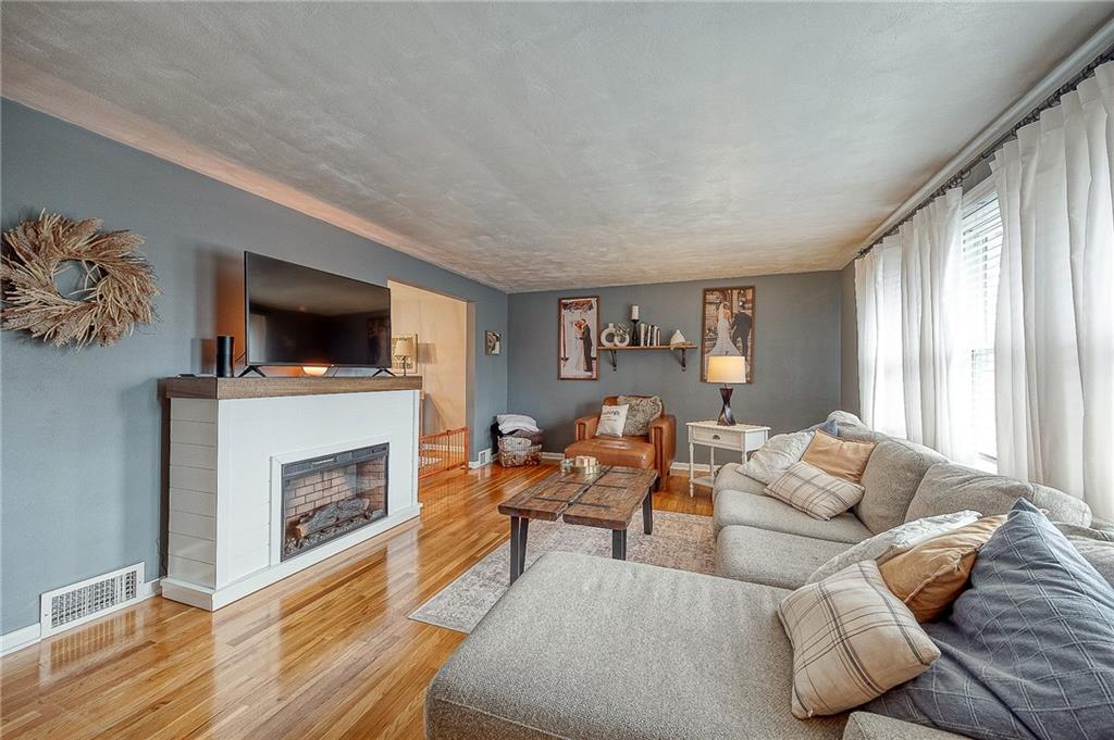 243 Shafer Road Coraopolis, PA 15108 - Photo 3 of 38 Gallery Image 3