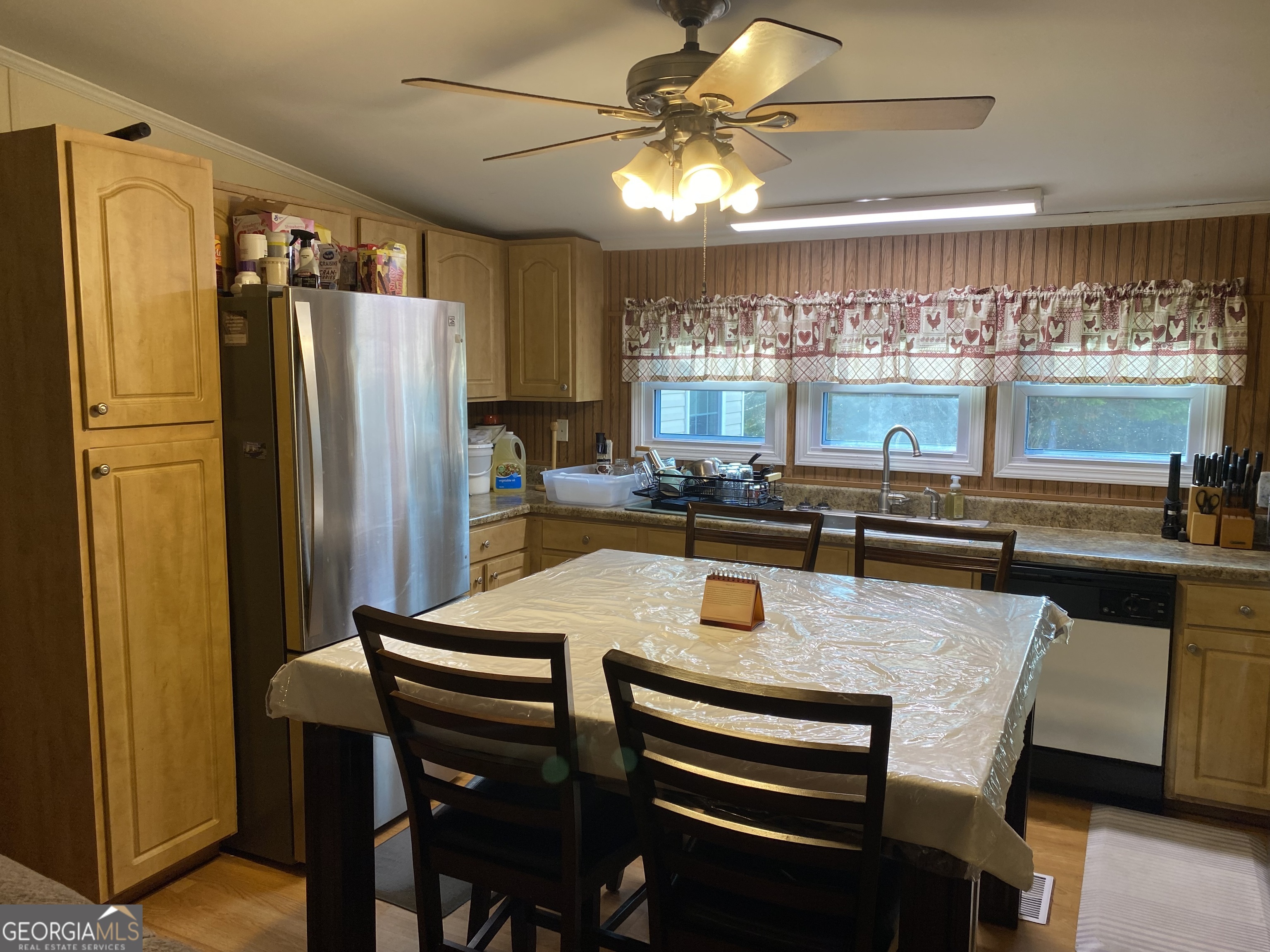 580 Centralia Rachels Road Warthen, GA 31094 - Photo 11 of 40 a kitchen with a table chairs refrigerator and microwave