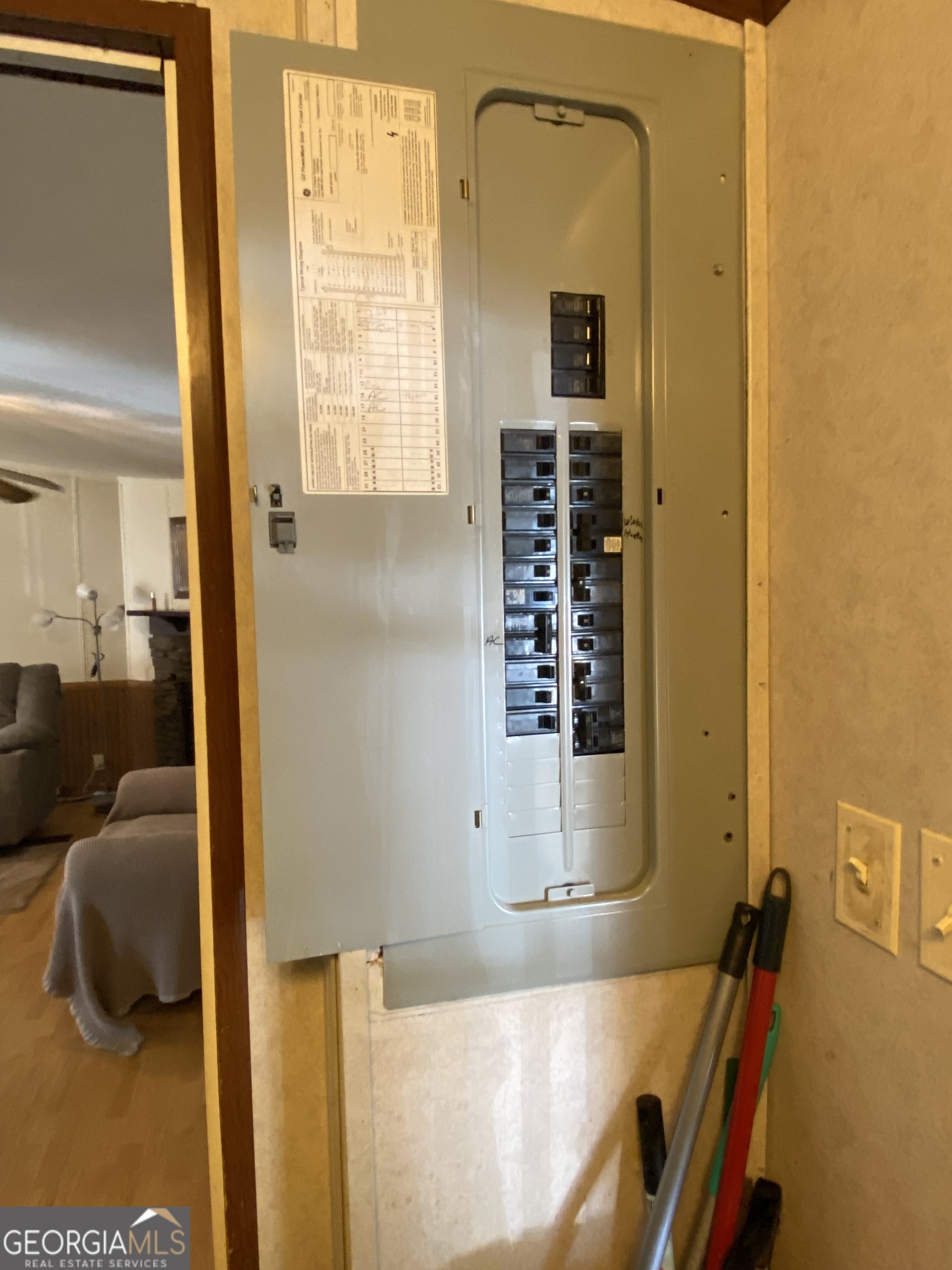 580 Centralia Rachels Road Warthen, GA 31094 - Photo 22 of 40 a living room with furniture and a window