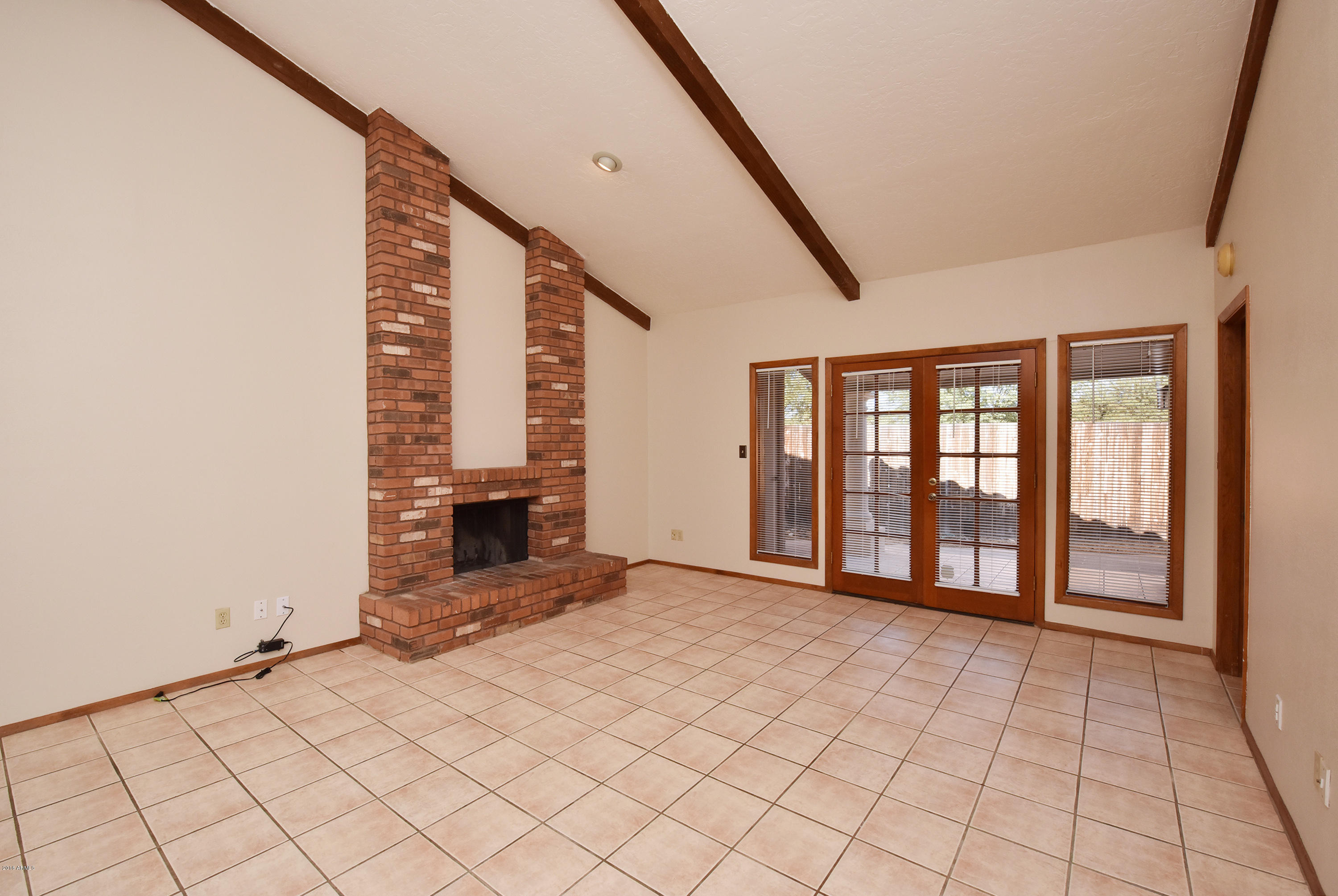 846 East Roberts Road Phoenix, AZ 85022 - Photo 12 of 45 Living 1