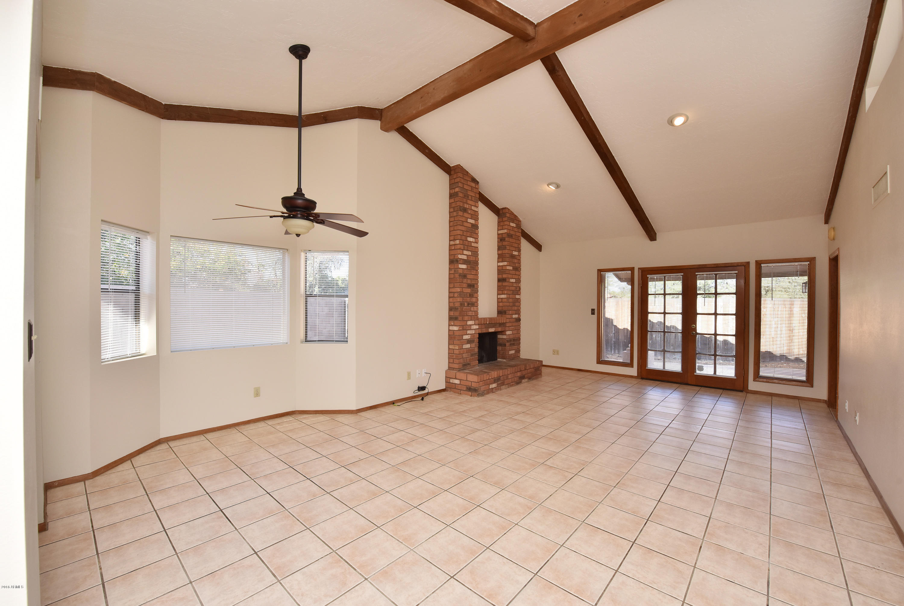 846 East Roberts Road Phoenix, AZ 85022 - Photo 14 of 45 Living 3