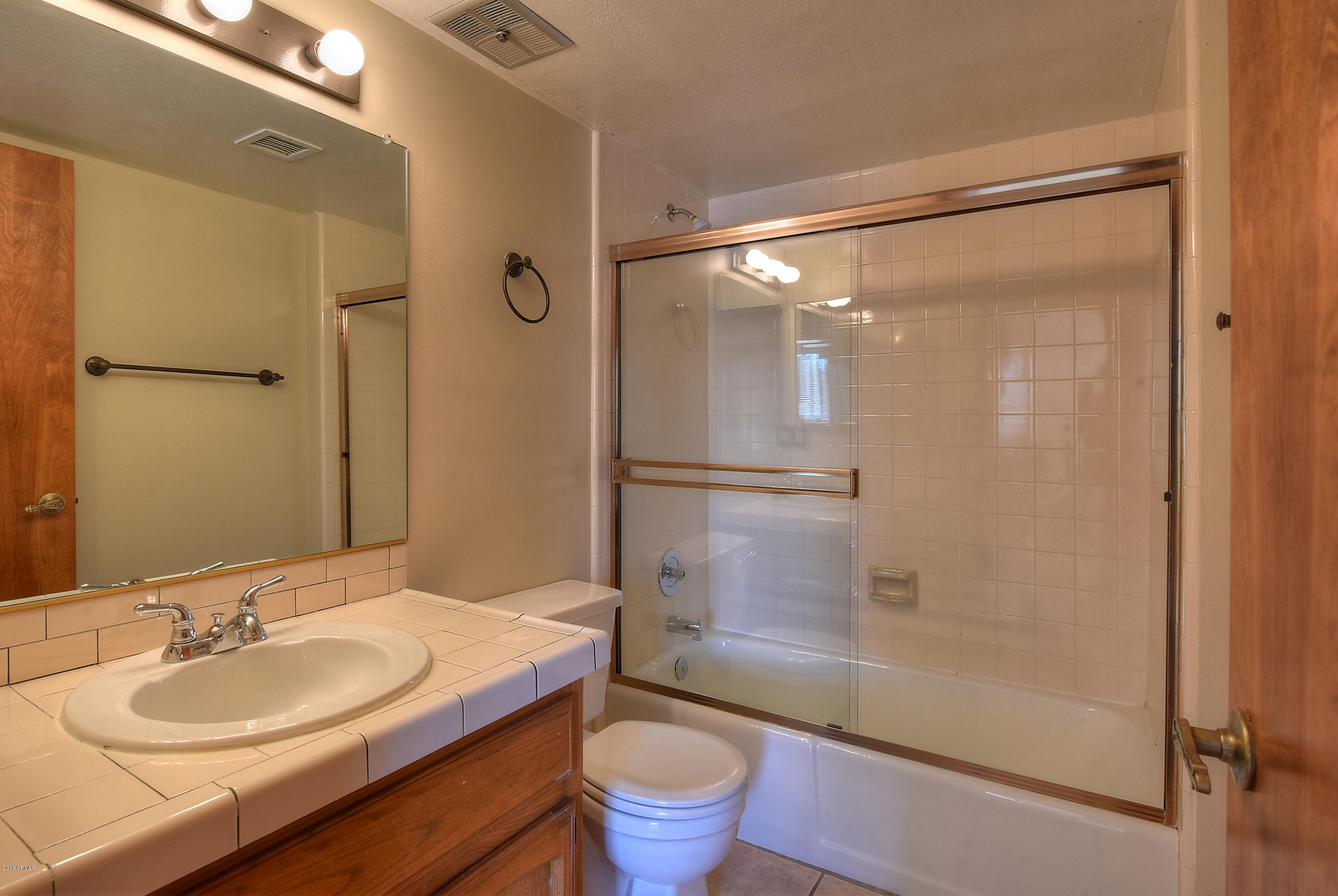 846 East Roberts Road Phoenix, AZ 85022 - Photo 33 of 45 Guestbath 1