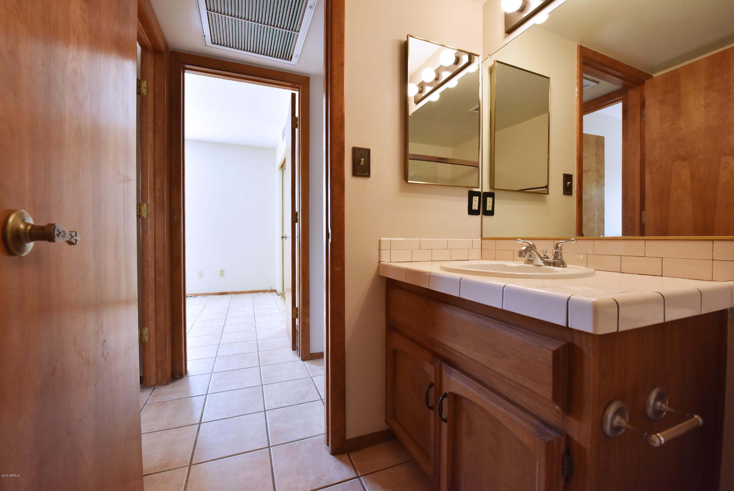 846 East Roberts Road Phoenix, AZ 85022 - Photo 34 of 45 Guestbath 2