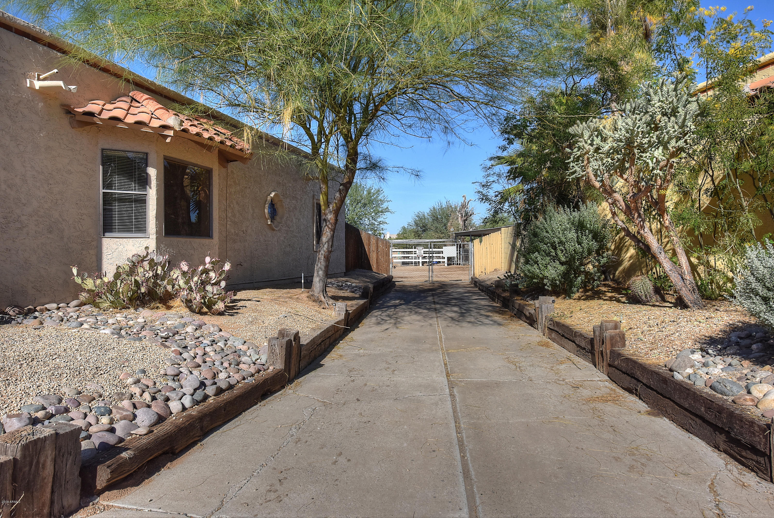 846 East Roberts Road Phoenix, AZ 85022 - Photo 41 of 45 Path to Horse Area