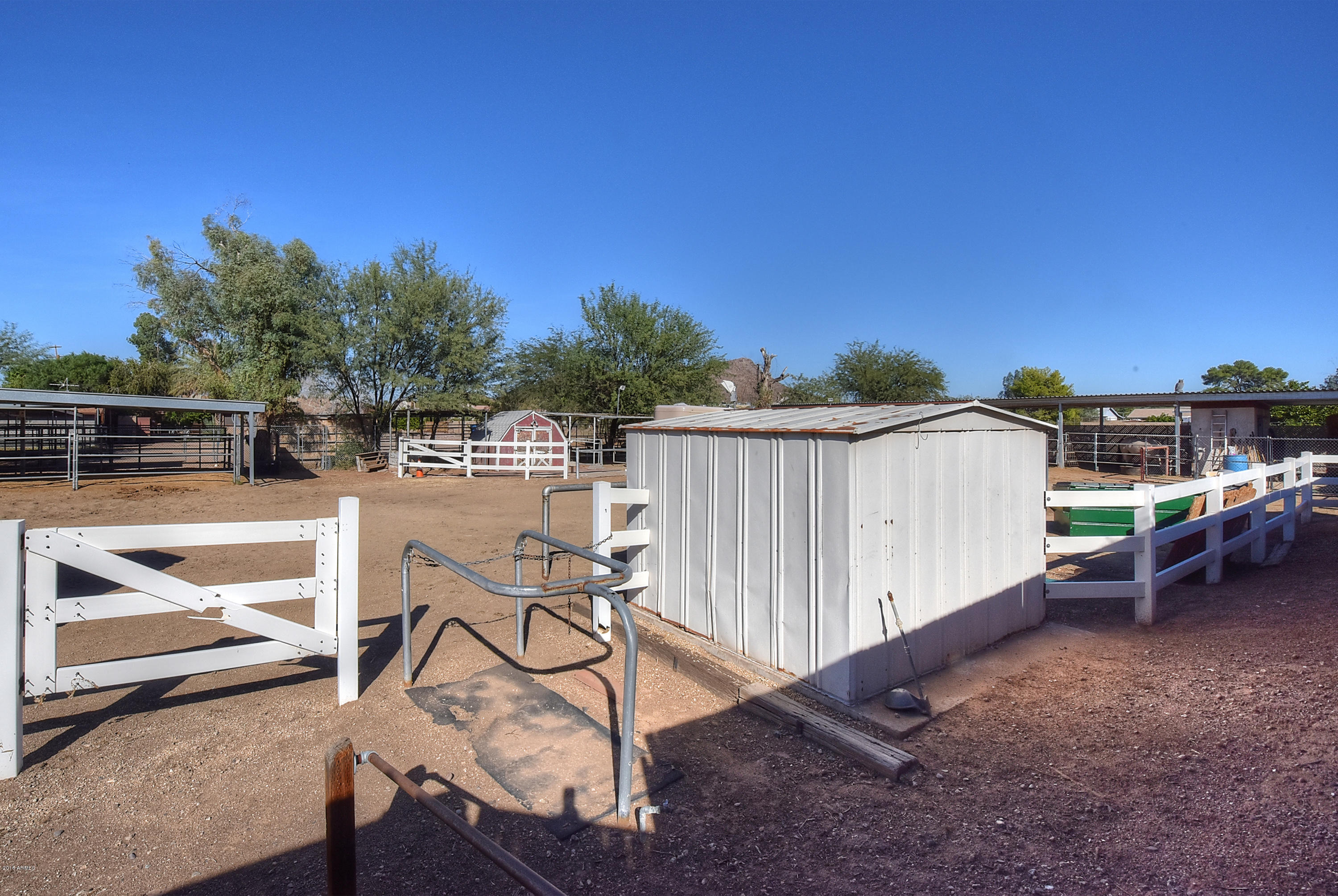 846 East Roberts Road Phoenix, AZ 85022 - Photo 6 of 45 Shared Horse Area
