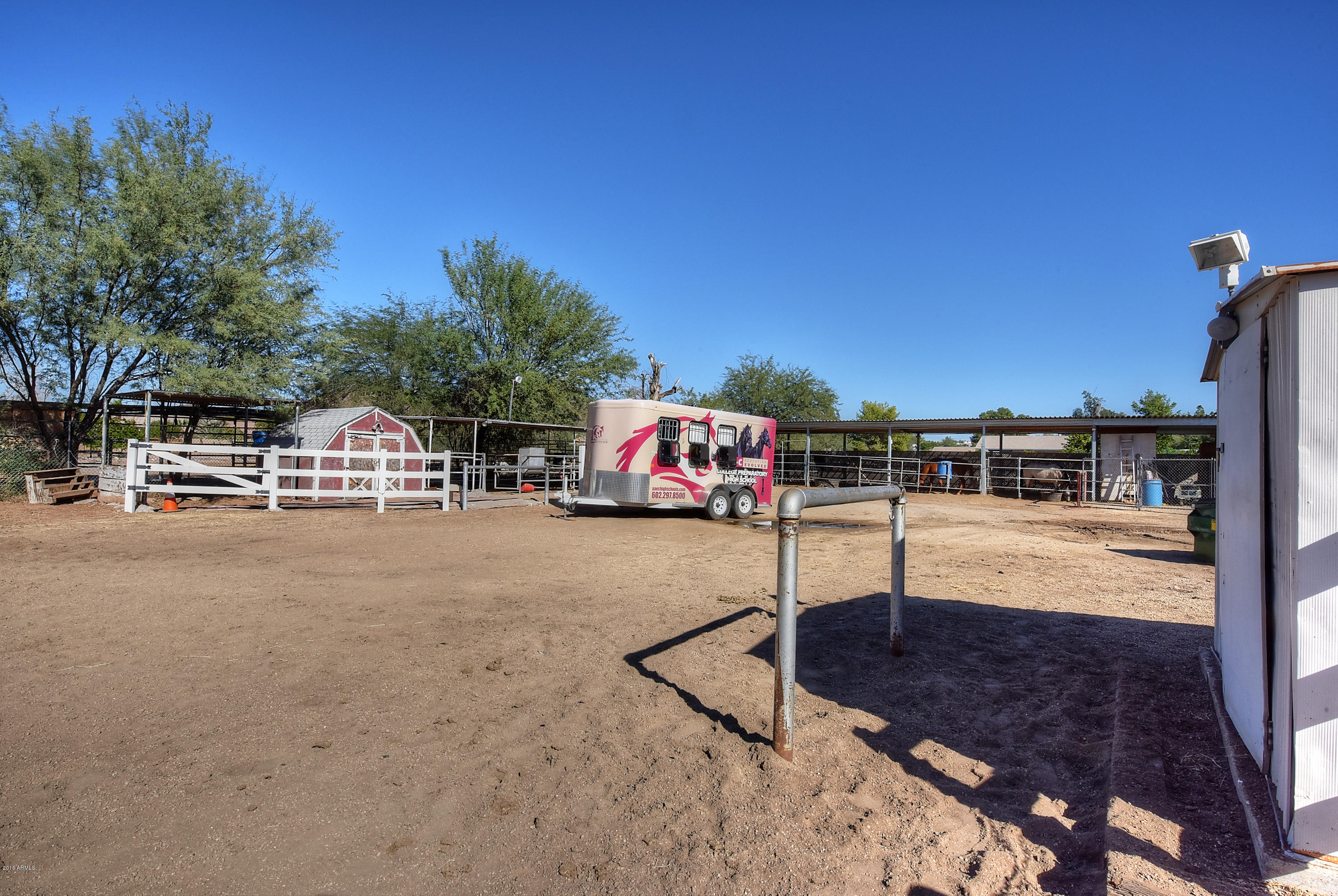 846 East Roberts Road Phoenix, AZ 85022 - Photo 9 of 45 Shared Horse Area