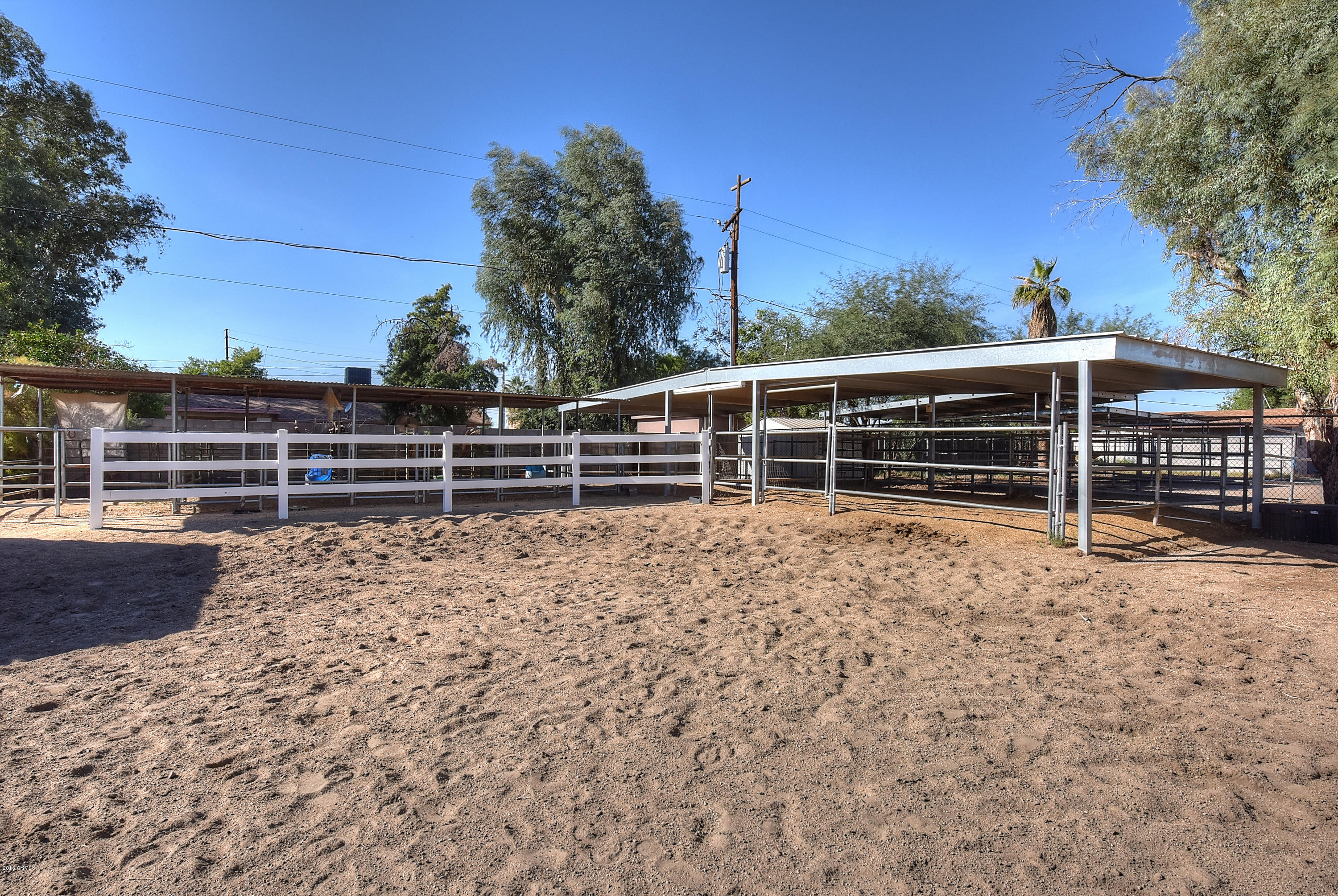 846 East Roberts Road Phoenix, AZ 85022 - Photo 10 of 45 Shared Horse Area