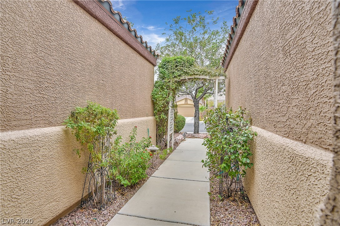172 Ridge Crossing Avenue Henderson, NV 89002 - Photo 2 of 33 Gallery Image 2