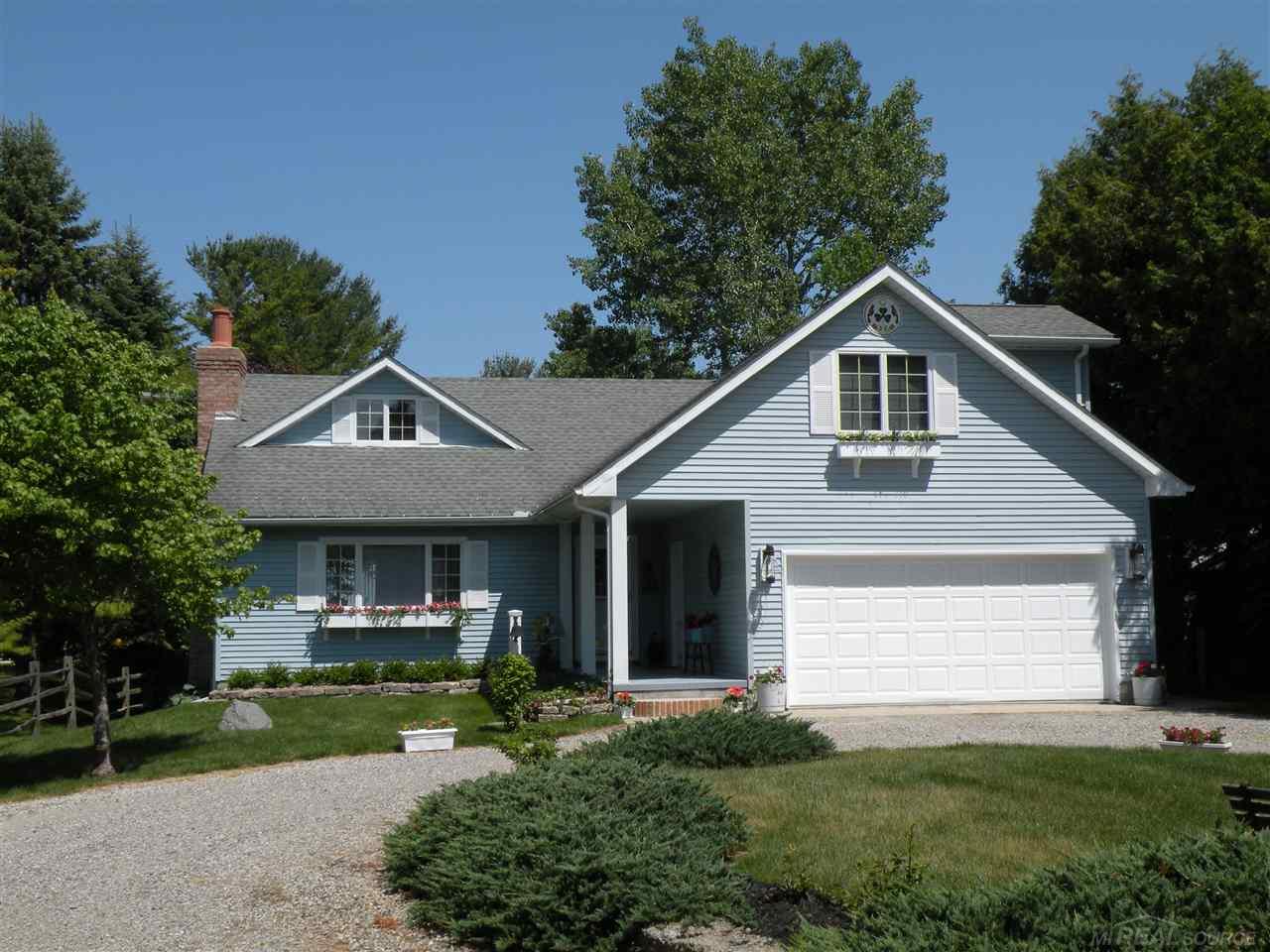 4677 Lakeshore Road Lexington, MI 48450 - Photo 4 of 54 31348490-3.JPG