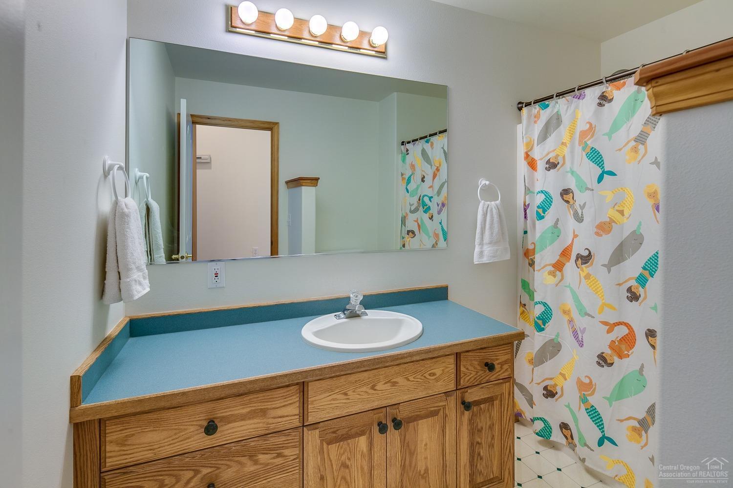 13990 South Sego Lily Road Powell Butte, OR 97753 - Photo 16 of 24 Hall bath.