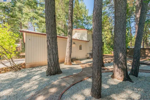 $399,000 | 230 Lakeview Drive, Trinity Center, CA 96091