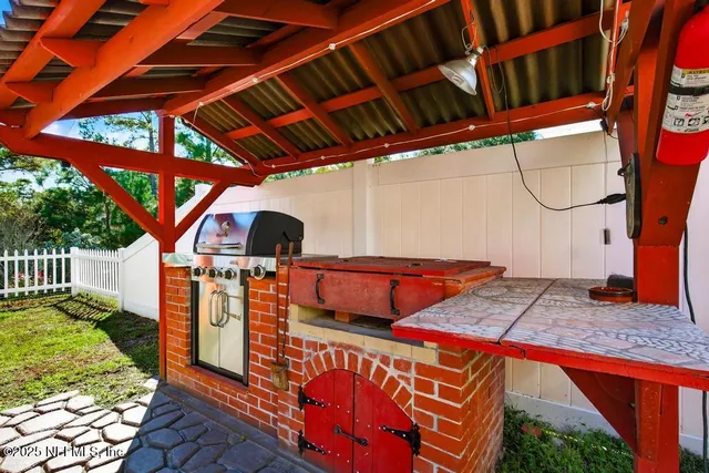 a view of a yard with a house