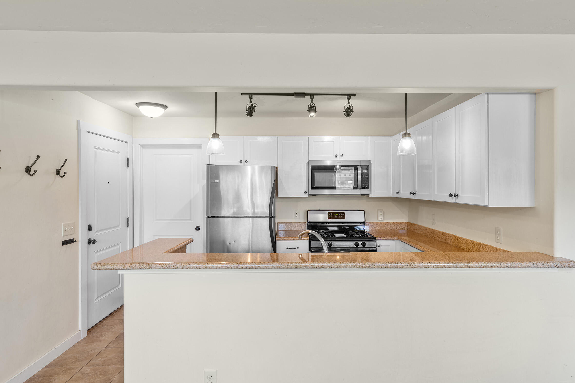 550 Redcliff Circle, Unit D102 Ridgway, CO 81432 - Photo 8 of 17 Entry/Kitchen