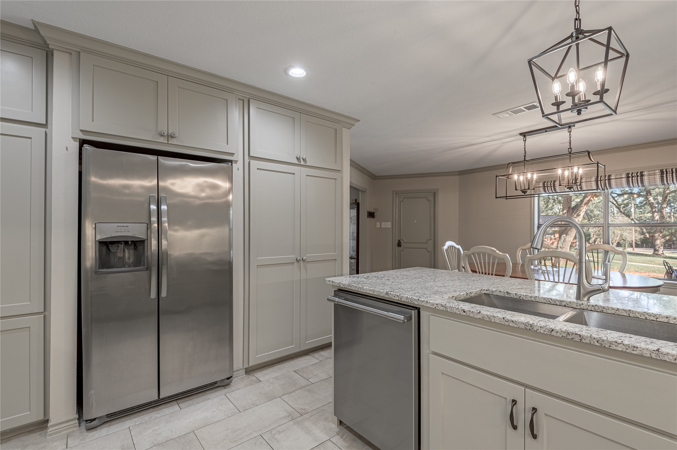 22 Timberwilde Drive Huntsville, TX 77320 - Photo 12 of 44 Kitchen with breakfast bar