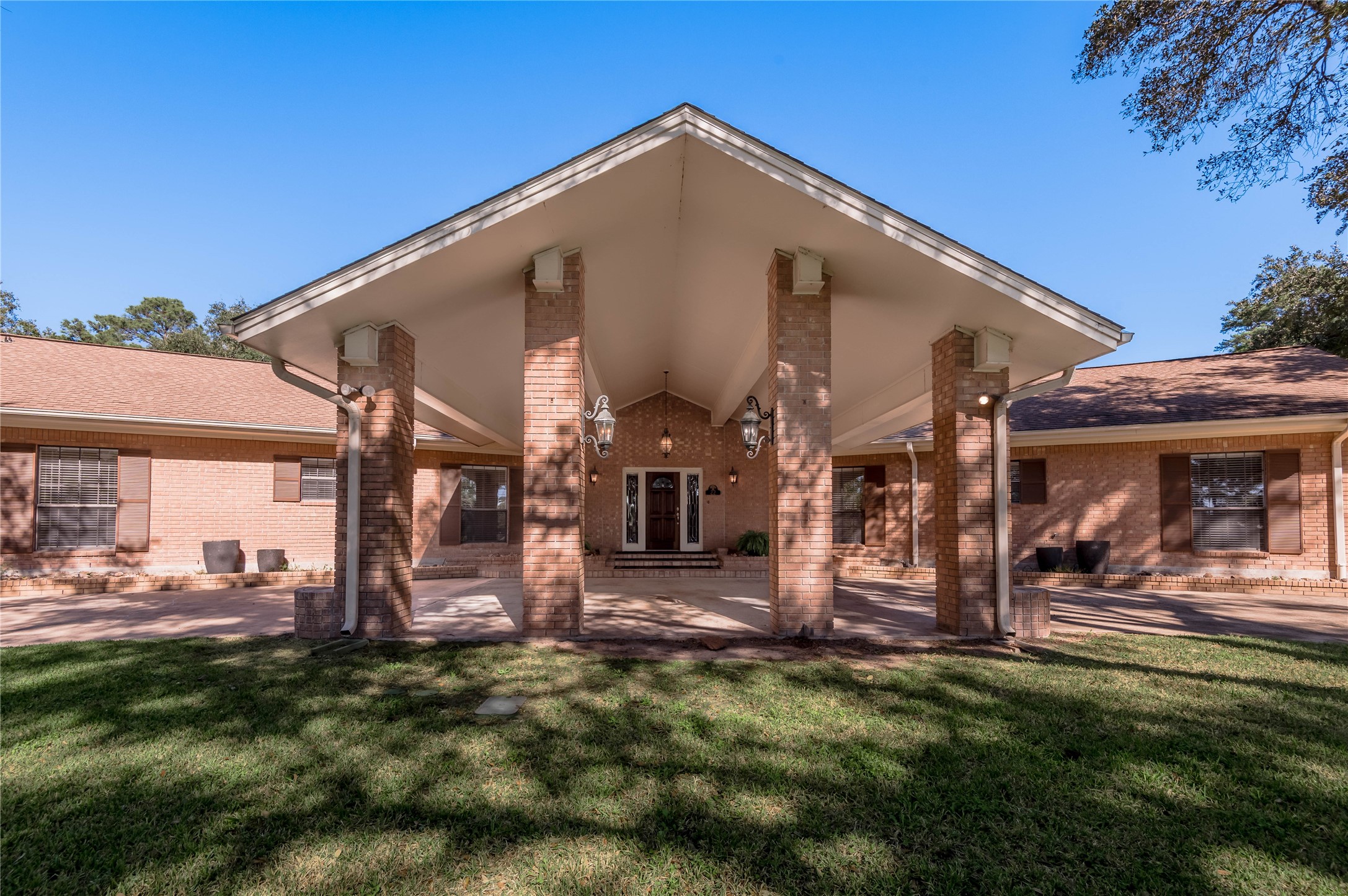 22 Timberwilde Drive Huntsville, TX 77320 - Photo 2 of 44 Elegant front view