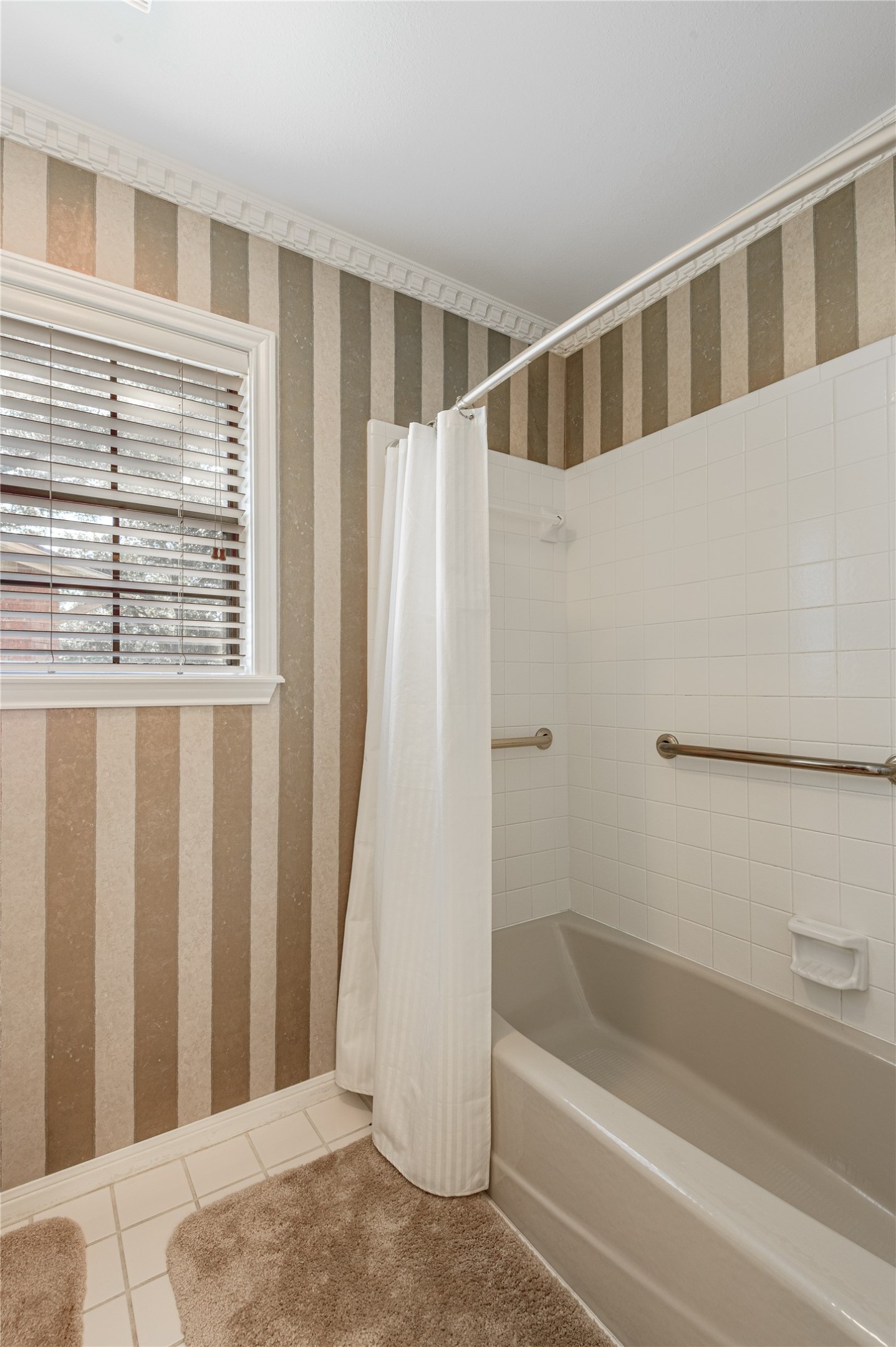 22 Timberwilde Drive Huntsville, TX 77320 - Photo 28 of 44 a bathroom with a bathtub and a shower