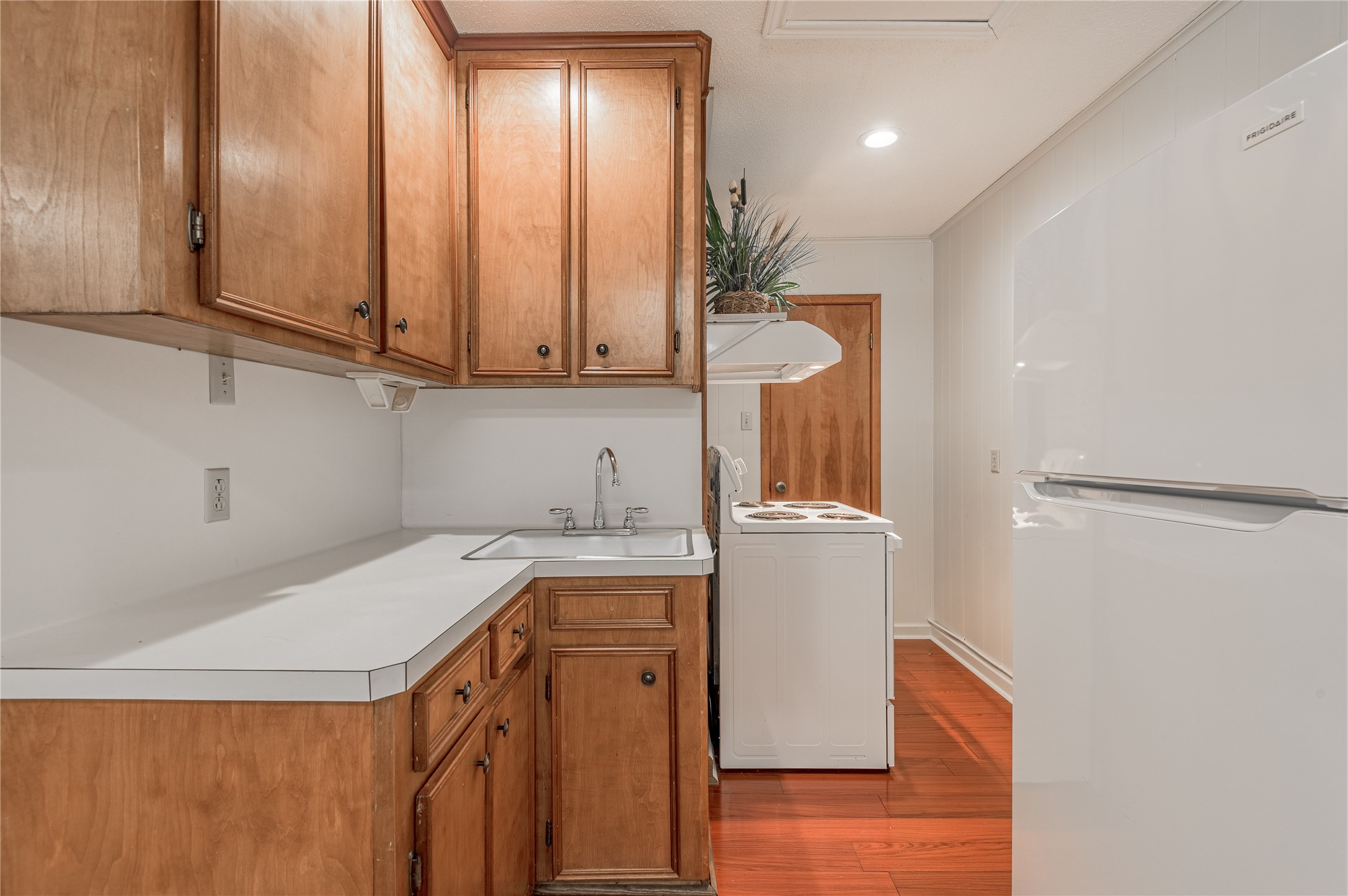 22 Timberwilde Drive Huntsville, TX 77320 - Photo 38 of 44 Kitchenette in Guest House